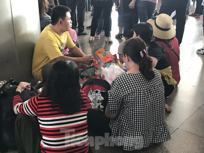 Nghìn người chen lấn ở sân bay Tân Sơn Nhất đón Việt kiều về quê ngày 29 tết - Ảnh 7. Nghìn người chen lấn ở sân bay Tân Sơn Nhất đón Việt kiều về quê ngày 29 tết - Ảnh 7.