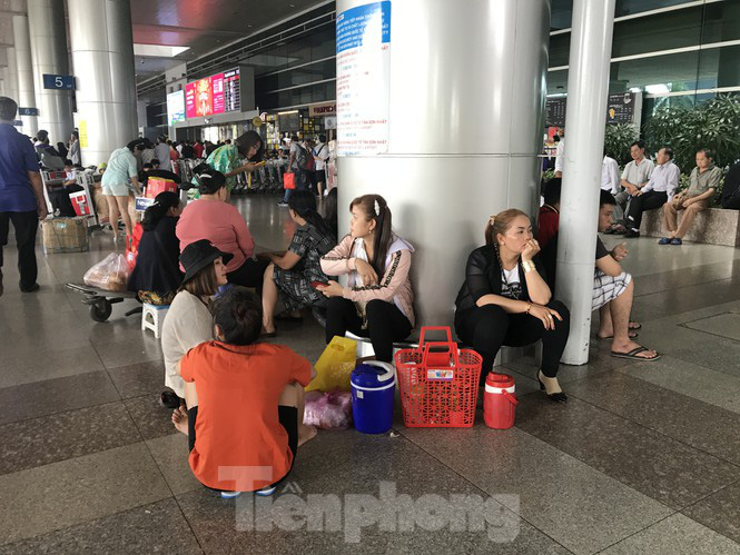 Nghìn người chen lấn ở sân bay Tân Sơn Nhất đón Việt kiều về quê ngày 29 tết - Ảnh 9. Nghìn người chen lấn ở sân bay Tân Sơn Nhất đón Việt kiều về quê ngày 29 tết - Ảnh 9.