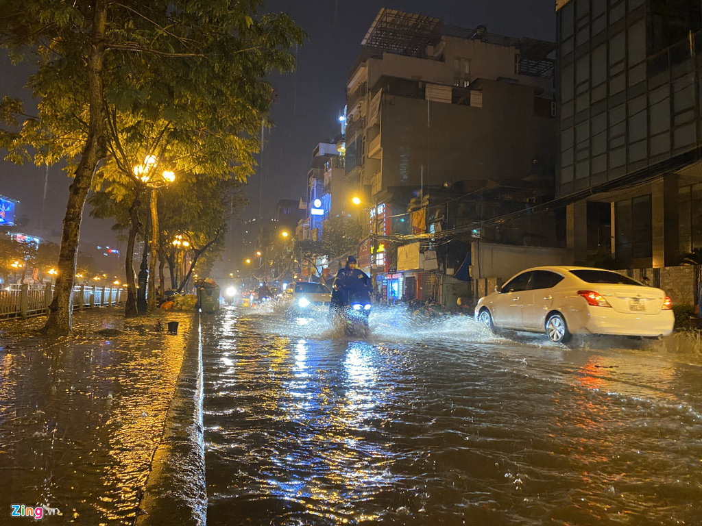 Hà Nội mưa ngập phố, hồ Gươm vắng hoe trước giao thừa - Ảnh 1.