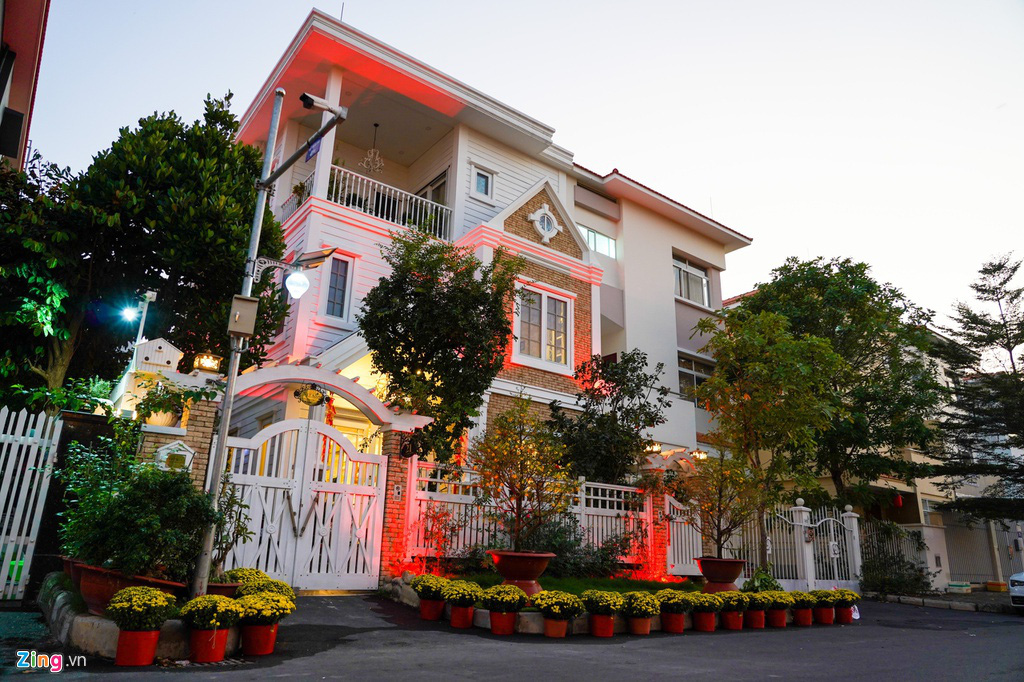 Cảnh trang hoàng đón Tết tại phố nhà giàu TP HCM - Ảnh 1. Cảnh trang hoàng đón Tết tại phố nhà giàu TP HCM - Ảnh 1.