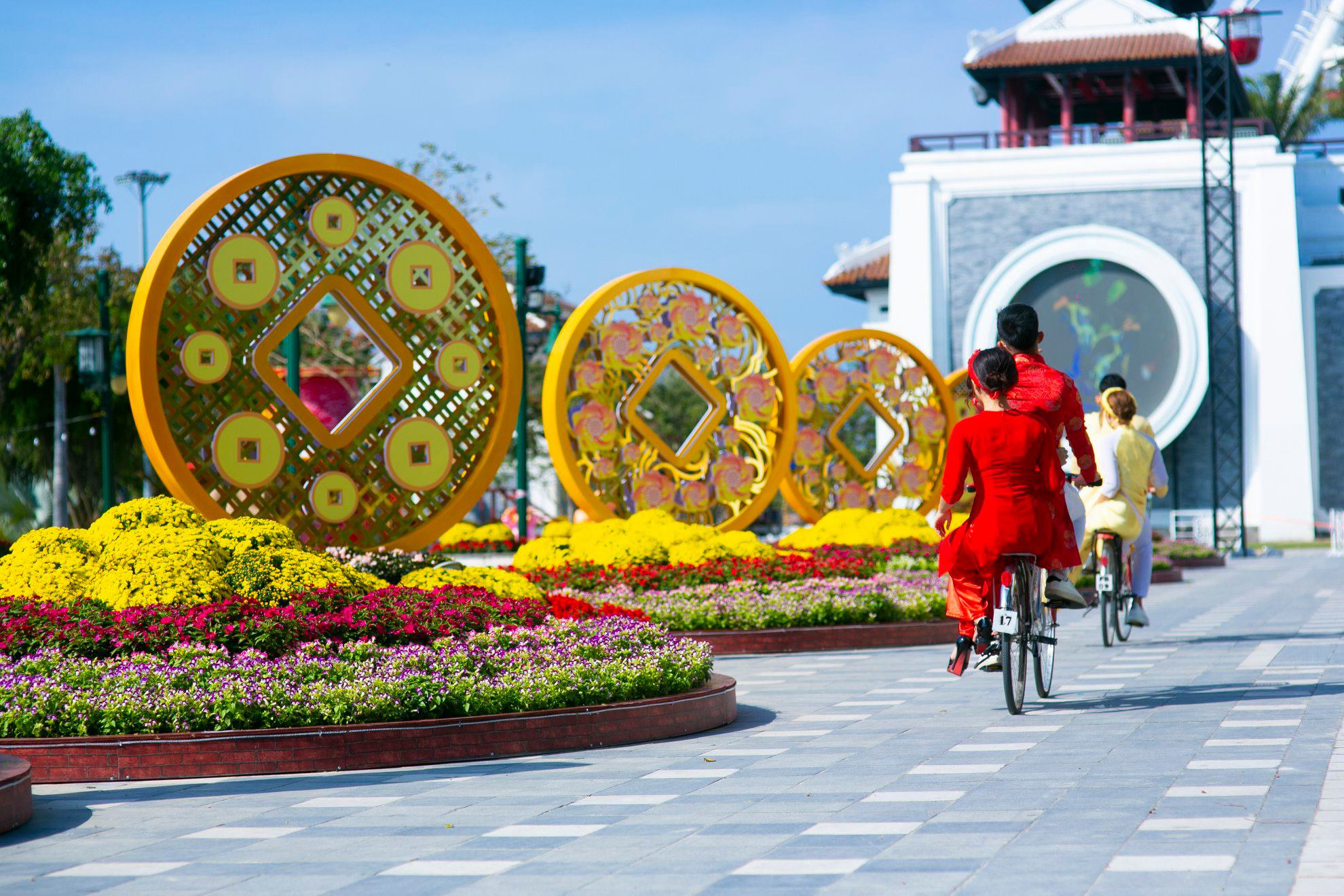 Đầu năm Canh Tý, đến con đường tiền vàng 'khổng lồ' duy nhất ở Đà Nẵng để đón lộc - Ảnh 3. Đầu năm Canh Tý, đến con đường tiền vàng 'khổng lồ' duy nhất ở Đà Nẵng để đón lộc - Ảnh 3.
