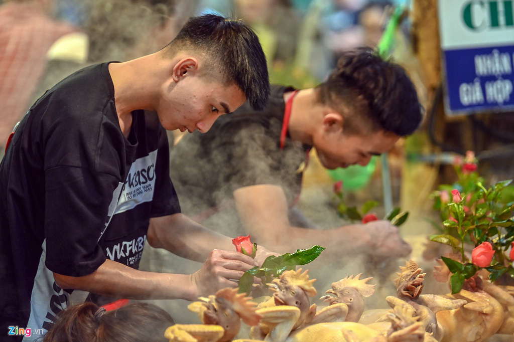 Dân thủ đô xếp hàng sắm đồ cúng 30 Tết tại chợ Hàng Bè từ mờ sáng - Ảnh 3.