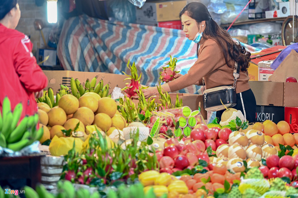 Dân thủ đô xếp hàng sắm đồ cúng 30 Tết tại chợ Hàng Bè từ mờ sáng - Ảnh 5.