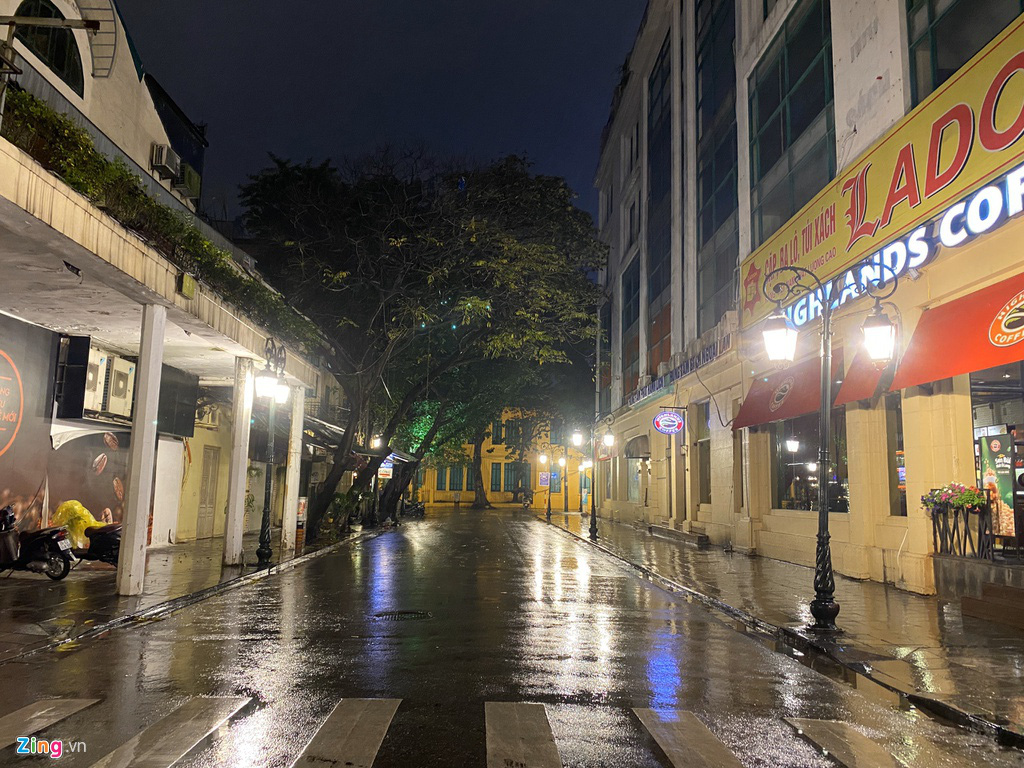 Hà Nội mưa ngập phố, hồ Gươm vắng hoe trước giao thừa - Ảnh 8.
