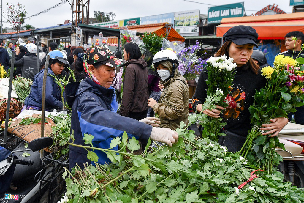 Mua hoa hồng, cúc giá rẻ, nhặt lay ơn bỏ đi ngày 30 Tết - Ảnh 7. Mua hoa hồng, cúc giá rẻ, nhặt lay ơn bỏ đi ngày 30 Tết - Ảnh 7.