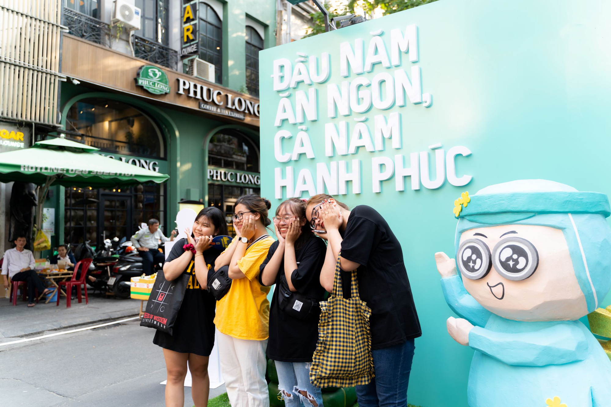 Đường sách đậm chất Tết không thể bỏ qua khi du xuân Sài Thành - Ảnh 6. Đường sách đậm chất Tết không thể bỏ qua khi du xuân Sài Thành - Ảnh 6.