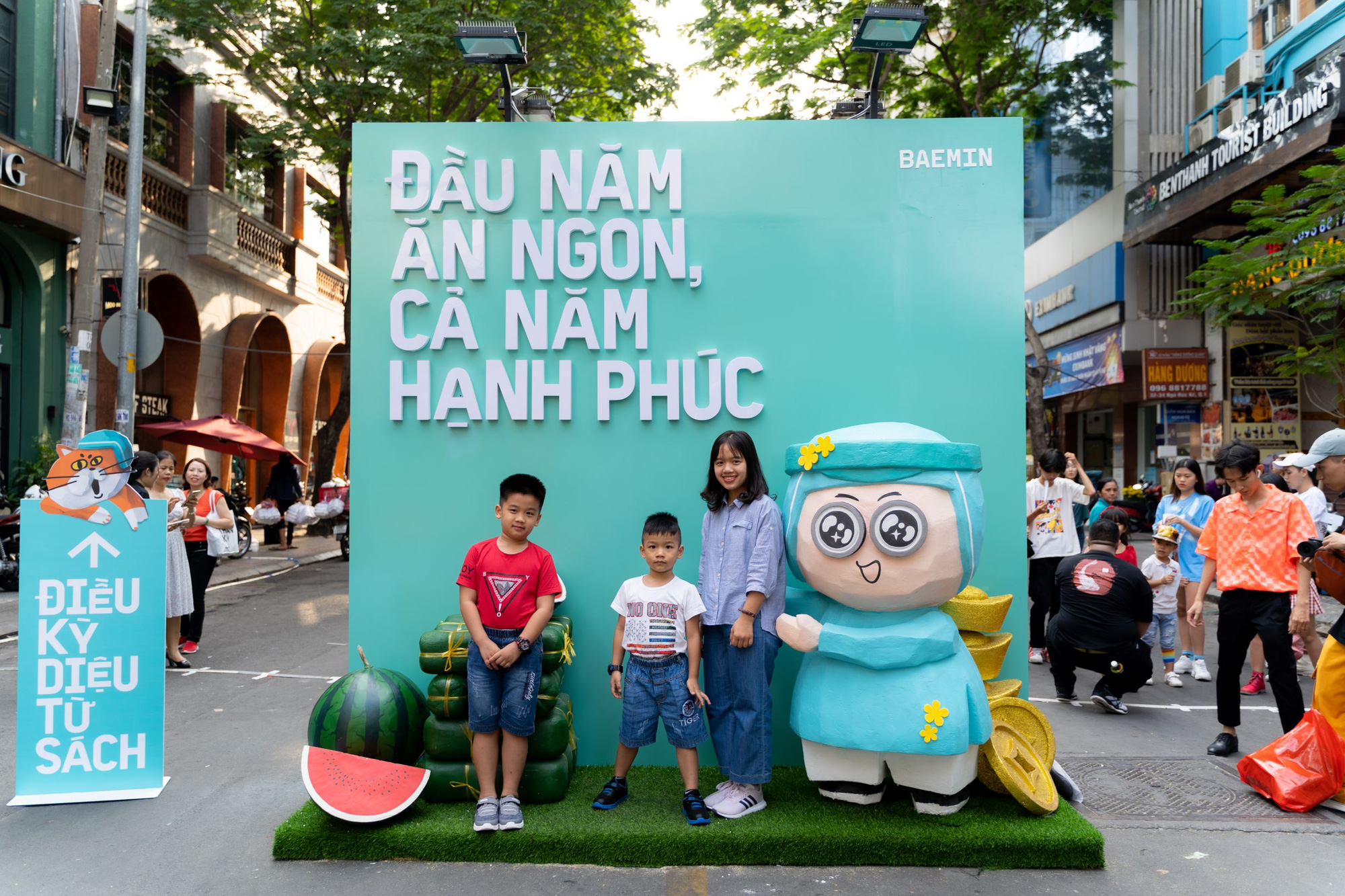 Đường sách đậm chất Tết không thể bỏ qua khi du xuân Sài Thành - Ảnh 1. Đường sách đậm chất Tết không thể bỏ qua khi du xuân Sài Thành - Ảnh 1.