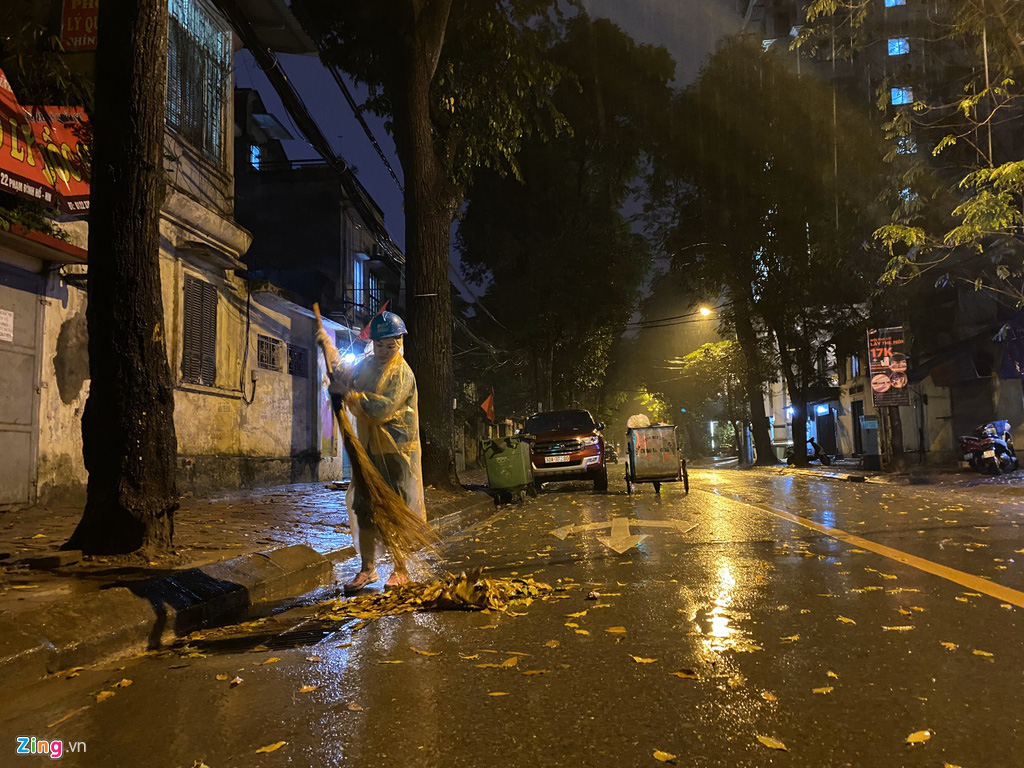 Hà Nội mưa ngập phố, hồ Gươm vắng hoe trước giao thừa - Ảnh 11.