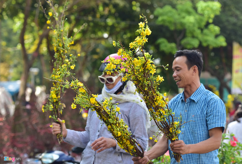 Đổ xô mua hoa Tết đại hạ giá ở trung tâm TP.HCM - Ảnh 11. Đổ xô mua hoa Tết đại hạ giá ở trung tâm TP.HCM - Ảnh 11.
