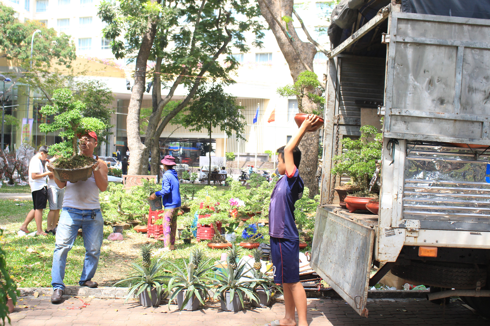 Đập nát hoa trước quăng lên xe rác ở Sài Gòn trưa 30 Tết - Ảnh 14. Đập nát hoa trước quăng lên xe rác ở Sài Gòn trưa 30 Tết - Ảnh 14.