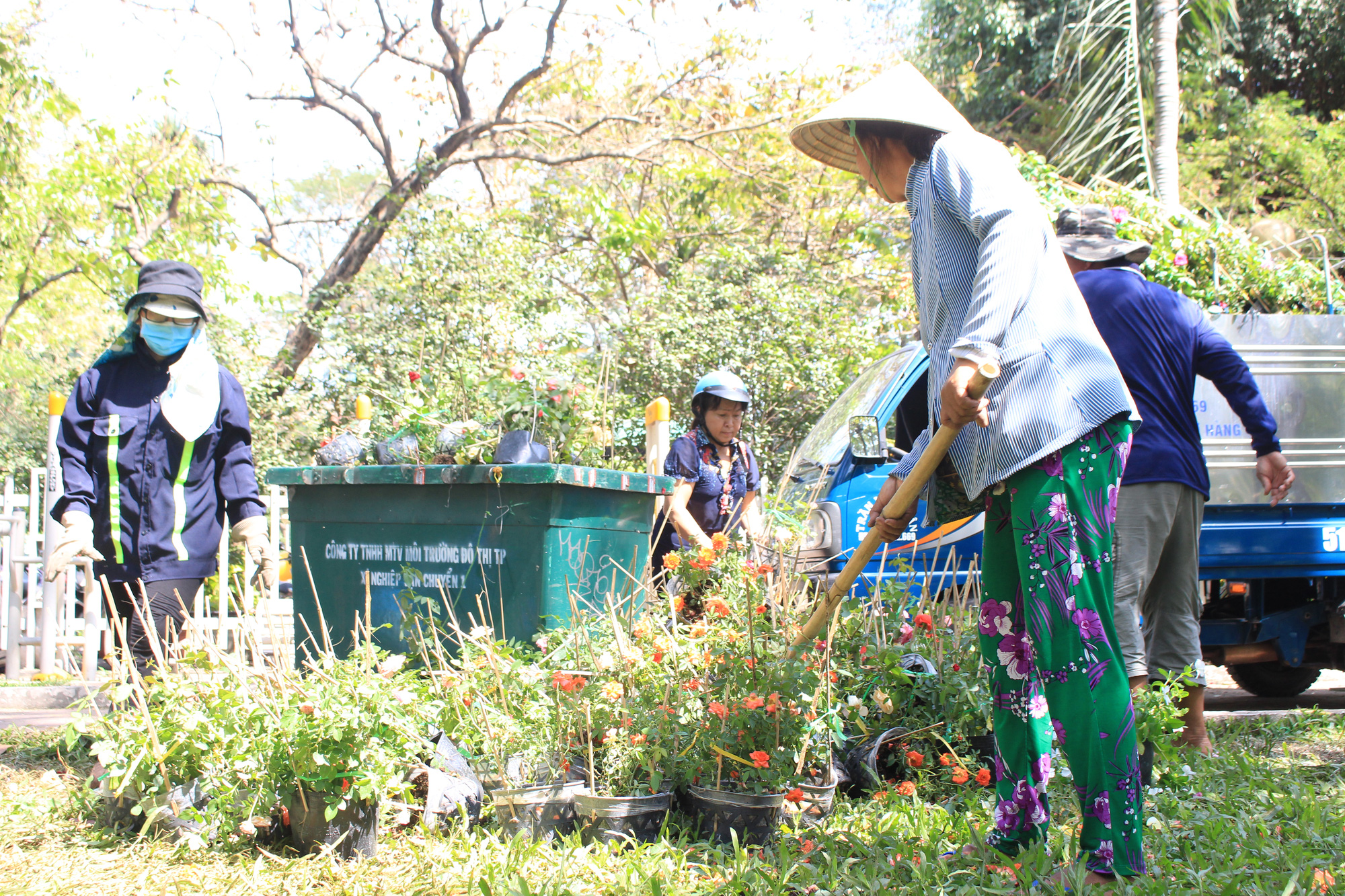 Đập nát hoa trước quăng lên xe rác ở Sài Gòn trưa 30 Tết - Ảnh 3. Đập nát hoa trước quăng lên xe rác ở Sài Gòn trưa 30 Tết - Ảnh 3.