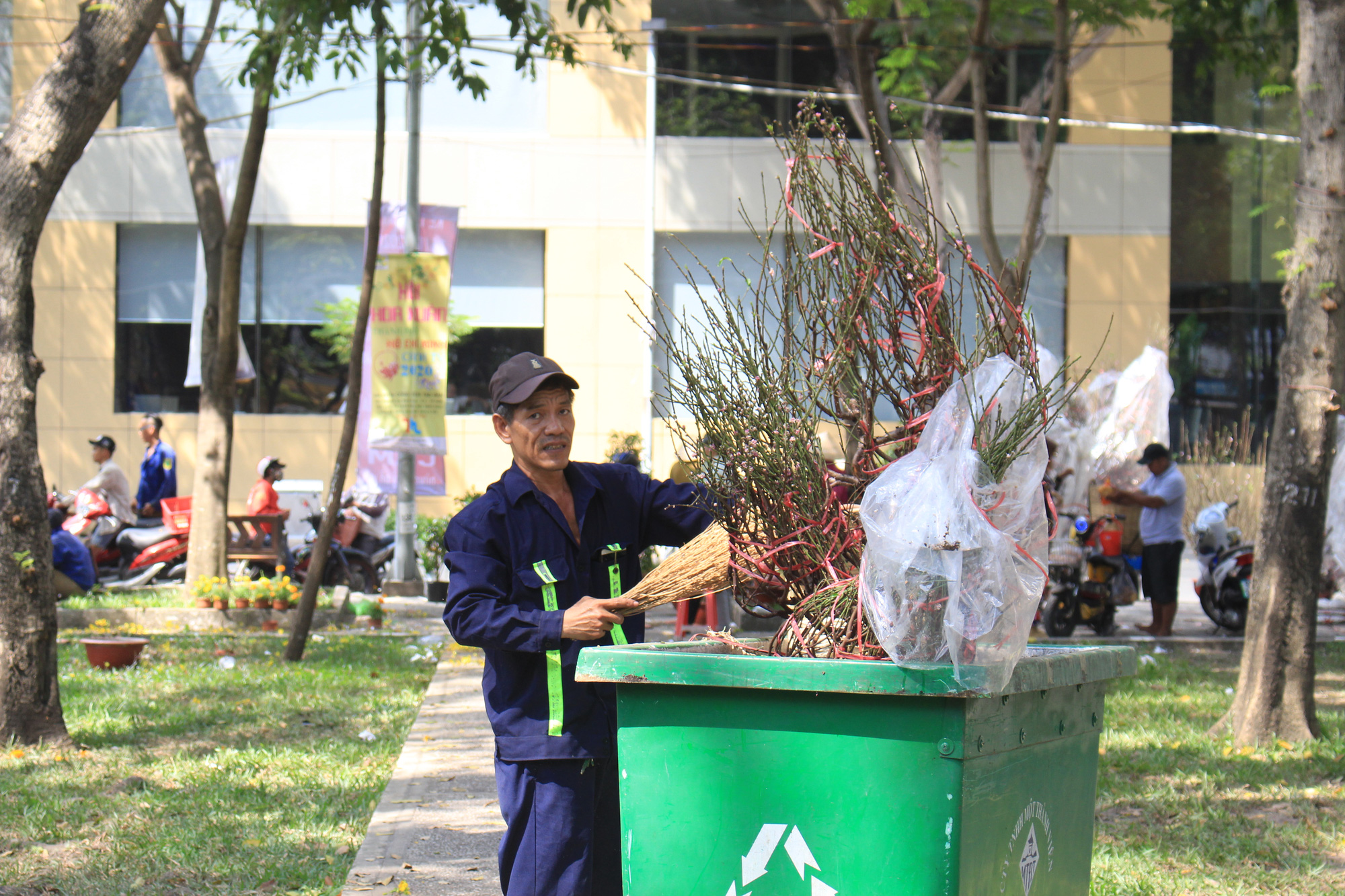 Đập nát hoa trước quăng lên xe rác ở Sài Gòn trưa 30 Tết - Ảnh 13. Đập nát hoa trước quăng lên xe rác ở Sài Gòn trưa 30 Tết - Ảnh 13.