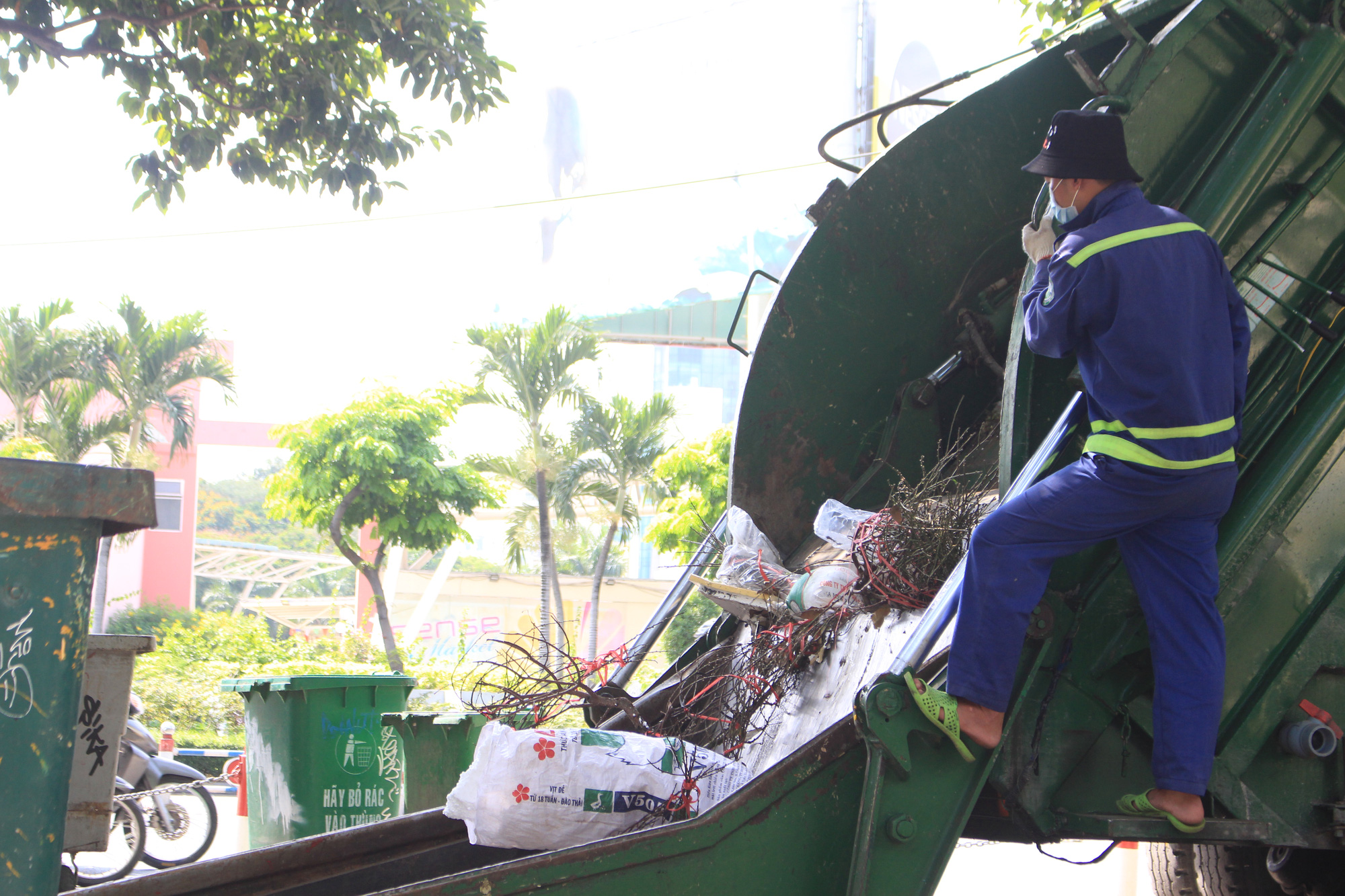 Đập nát hoa trước quăng lên xe rác ở Sài Gòn trưa 30 Tết - Ảnh 11. Đập nát hoa trước quăng lên xe rác ở Sài Gòn trưa 30 Tết - Ảnh 11.