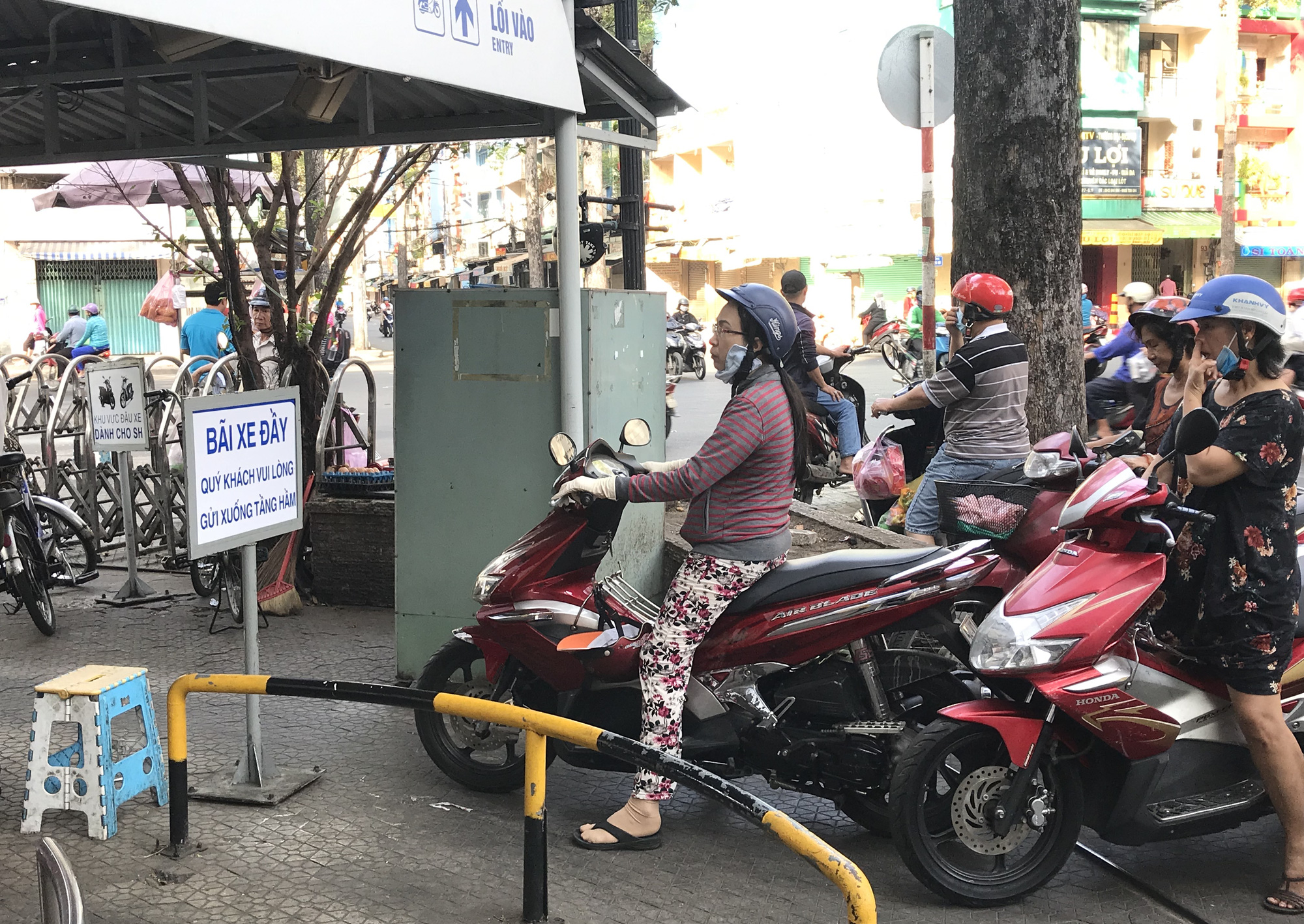 Người Sài Gòn vét siêu thị sáng 30 Tết, rau muống, tía tô, sữa chua, thịt heo đều hết sạch - Ảnh 16. Người Sài Gòn vét siêu thị sáng 30 Tết, rau muống, tía tô, sữa chua, thịt heo đều hết sạch - Ảnh 16.