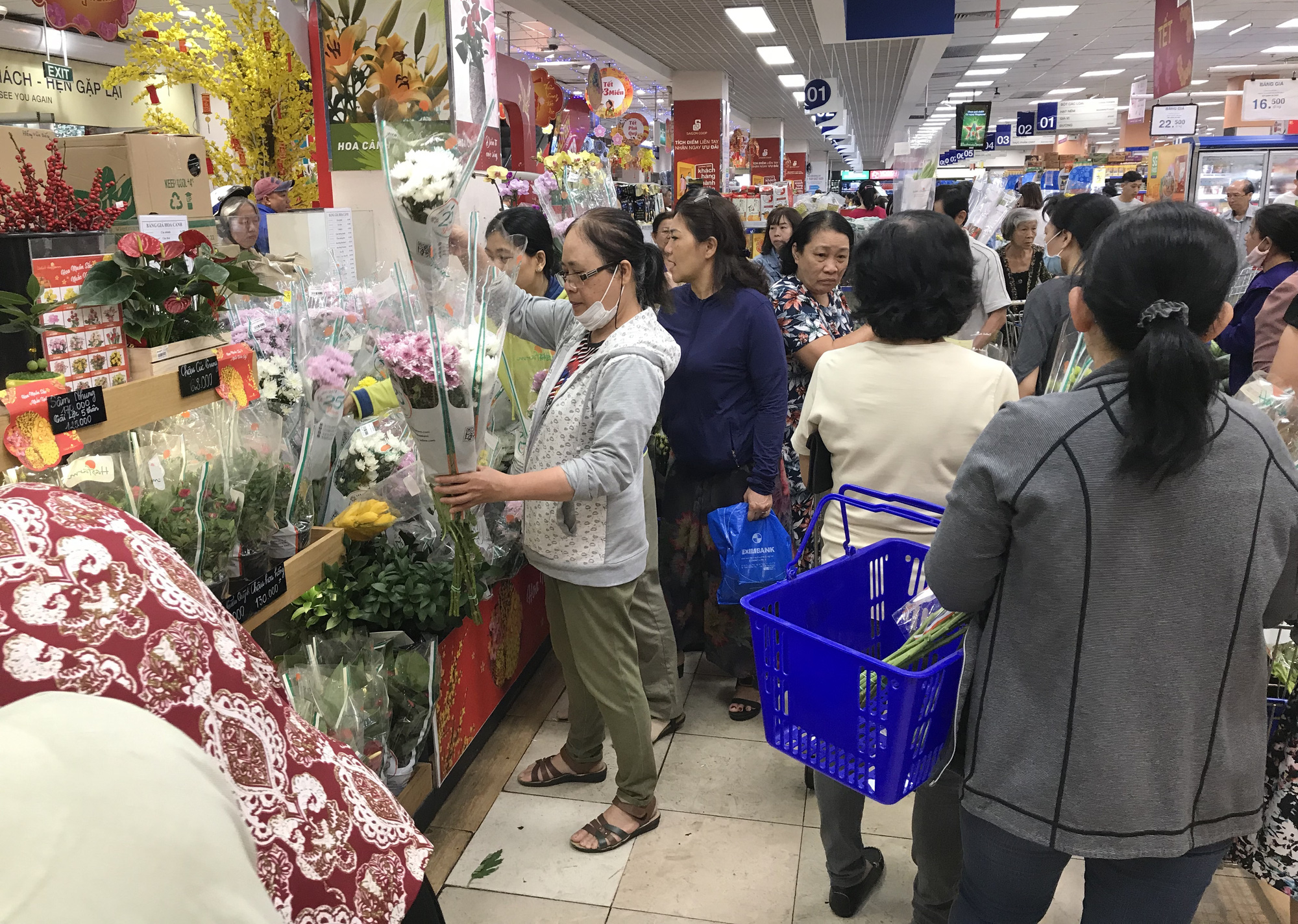 Người Sài Gòn vét siêu thị sáng 30 Tết, rau muống, tía tô, sữa chua, thịt heo đều hết sạch - Ảnh 13. Người Sài Gòn vét siêu thị sáng 30 Tết, rau muống, tía tô, sữa chua, thịt heo đều hết sạch - Ảnh 13.
