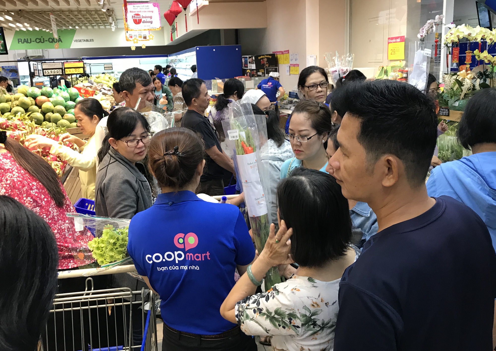 Người Sài Gòn vét siêu thị sáng 30 Tết, rau muống, tía tô, sữa chua, thịt heo đều hết sạch - Ảnh 1. Người Sài Gòn vét siêu thị sáng 30 Tết, rau muống, tía tô, sữa chua, thịt heo đều hết sạch - Ảnh 1.