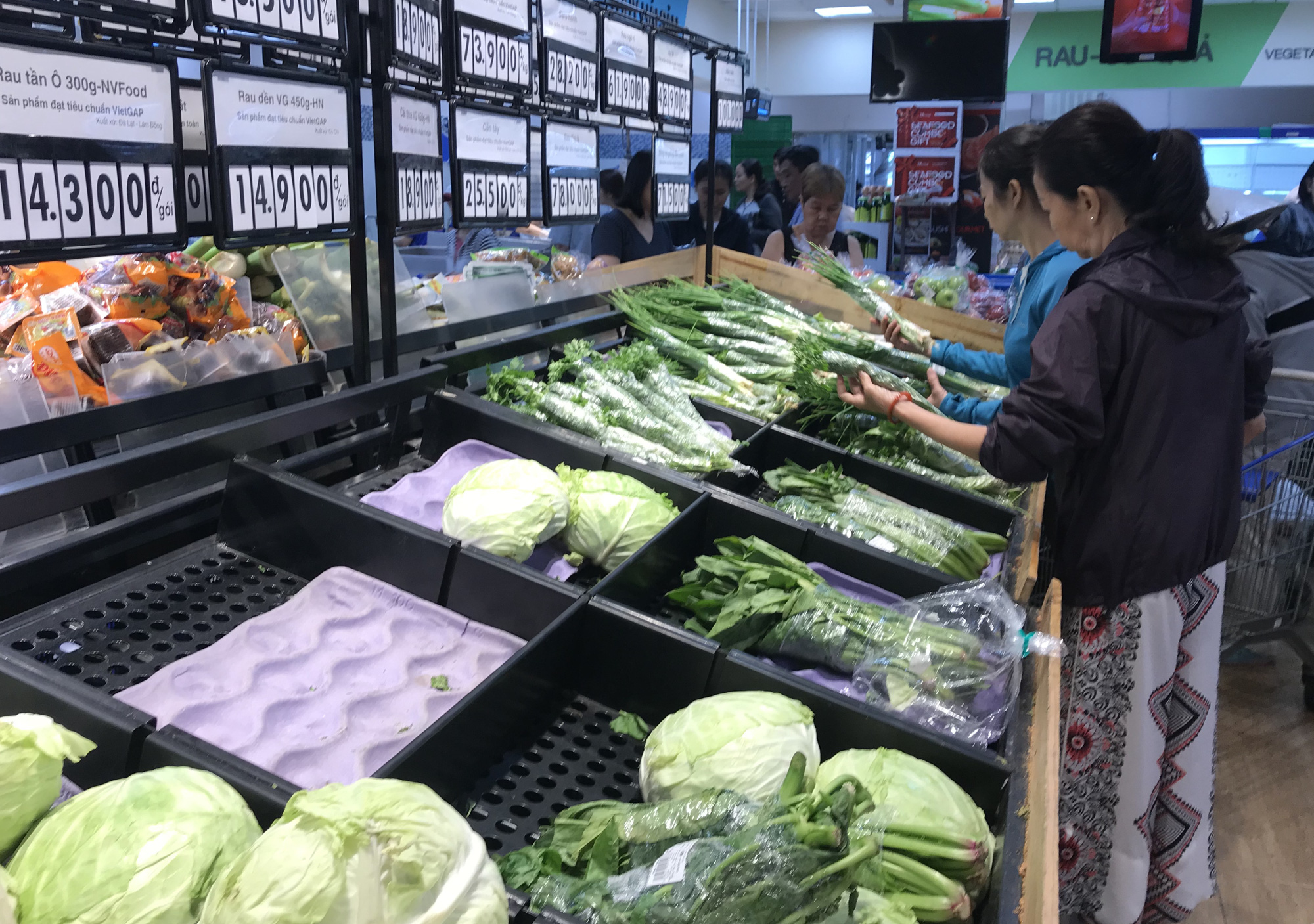 Người Sài Gòn vét siêu thị sáng 30 Tết, rau muống, tía tô, sữa chua, thịt heo đều hết sạch - Ảnh 11. Người Sài Gòn vét siêu thị sáng 30 Tết, rau muống, tía tô, sữa chua, thịt heo đều hết sạch - Ảnh 11.