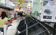 Người Sài Gòn sắm Tết sáng 30, siêu thị hết sạch từ thịt heo đến trái cây, rau muống, sữa chua