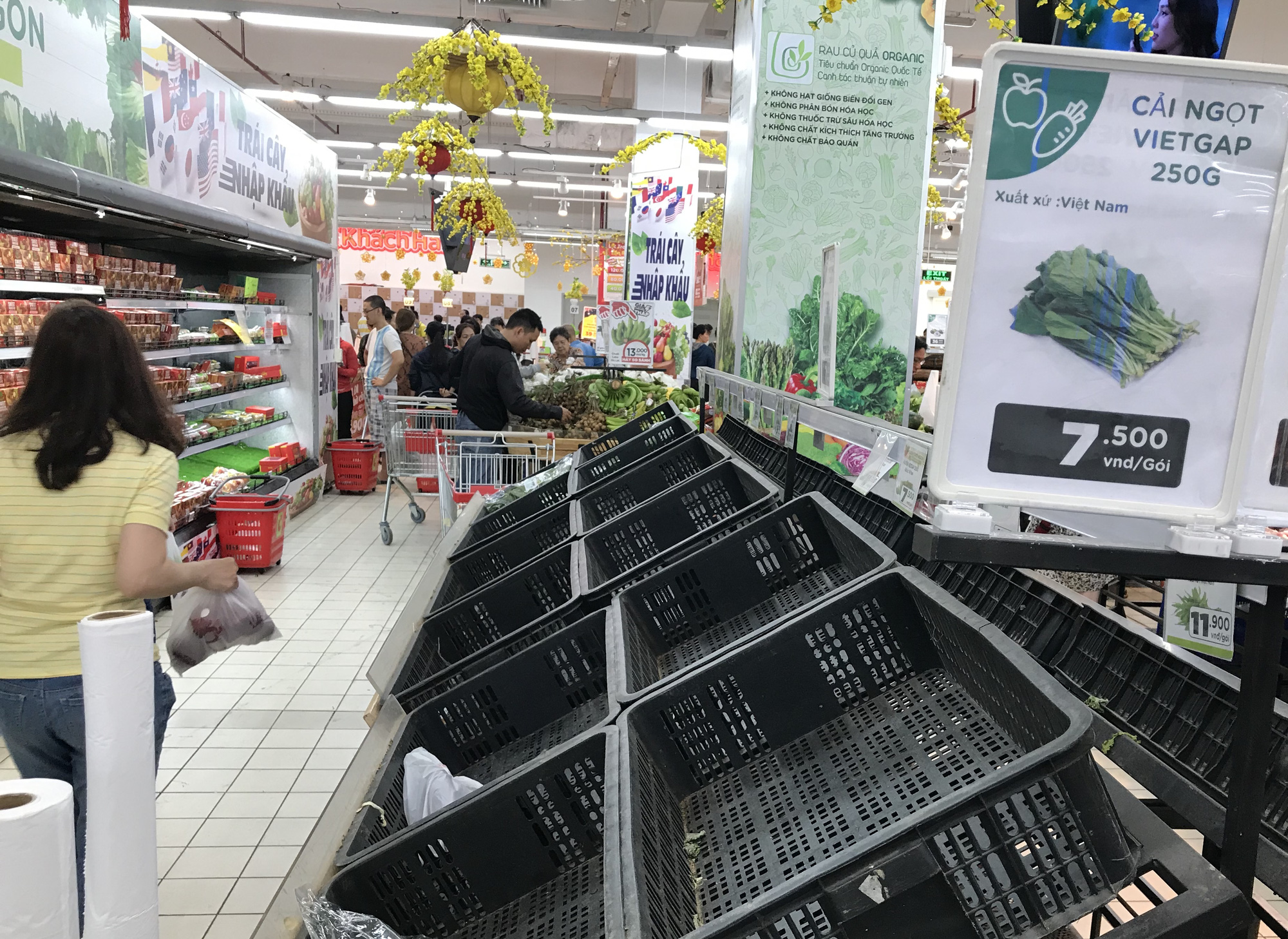 Người Sài Gòn vét siêu thị sáng 30 Tết, rau muống, tía tô, sữa chua, thịt heo đều hết sạch - Ảnh 3. Người Sài Gòn vét siêu thị sáng 30 Tết, rau muống, tía tô, sữa chua, thịt heo đều hết sạch - Ảnh 3.