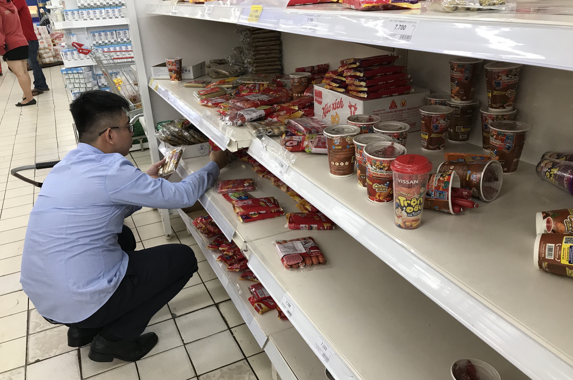 Người Sài Gòn vét siêu thị sáng 30 Tết, rau muống, tía tô, sữa chua, thịt heo đều hết sạch - Ảnh 9. Người Sài Gòn vét siêu thị sáng 30 Tết, rau muống, tía tô, sữa chua, thịt heo đều hết sạch - Ảnh 9.