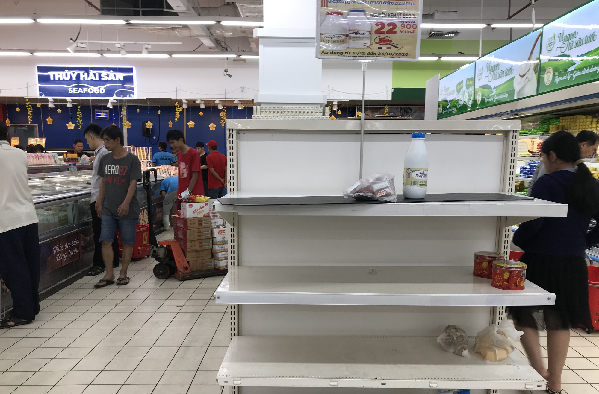 Người Sài Gòn vét siêu thị sáng 30 Tết, rau muống, tía tô, sữa chua, thịt heo đều hết sạch - Ảnh 8. Người Sài Gòn vét siêu thị sáng 30 Tết, rau muống, tía tô, sữa chua, thịt heo đều hết sạch - Ảnh 8.
