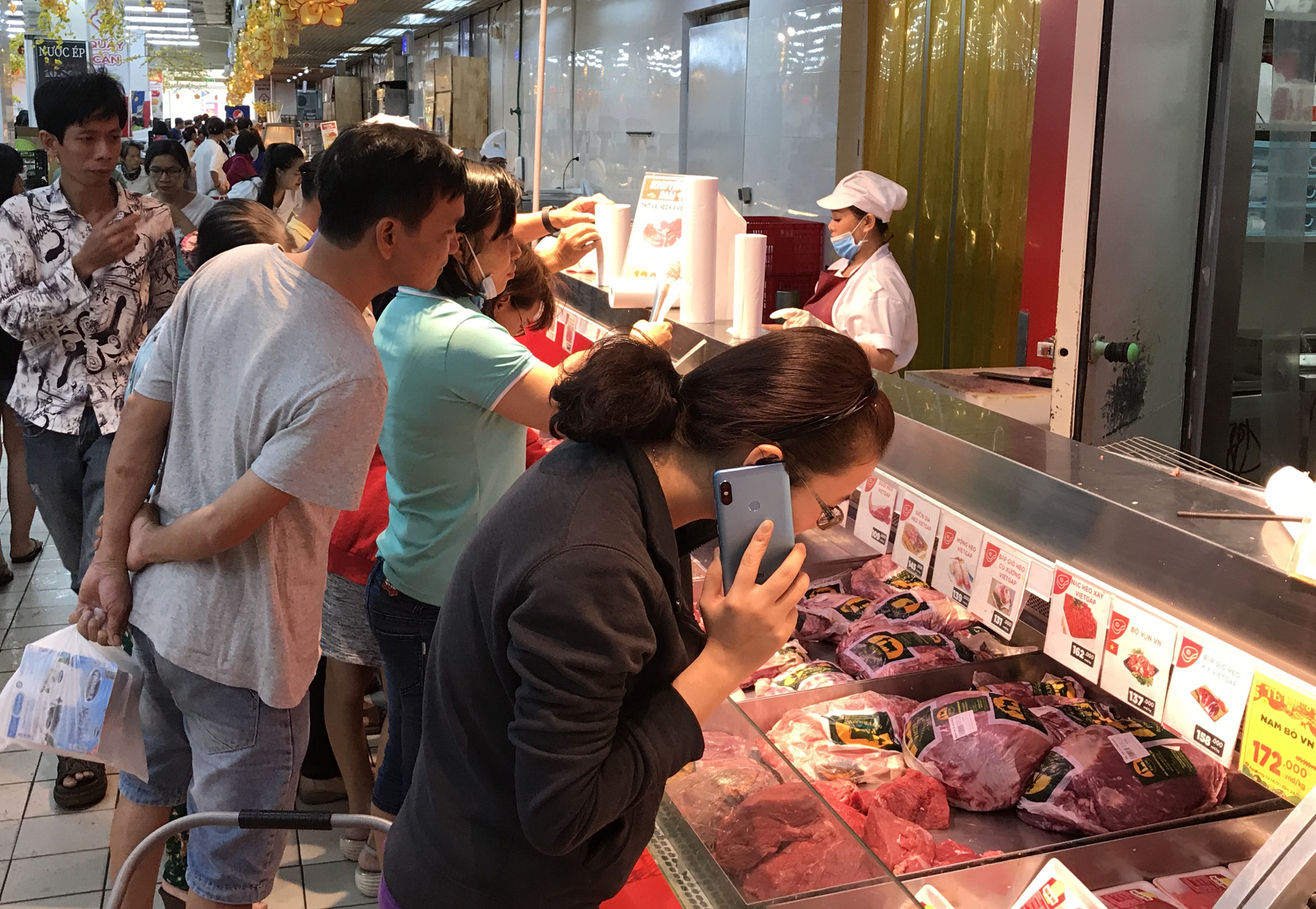 Người Sài Gòn vét siêu thị sáng 30 Tết, rau muống, tía tô, sữa chua, thịt heo đều hết sạch - Ảnh 14. Người Sài Gòn vét siêu thị sáng 30 Tết, rau muống, tía tô, sữa chua, thịt heo đều hết sạch - Ảnh 14.