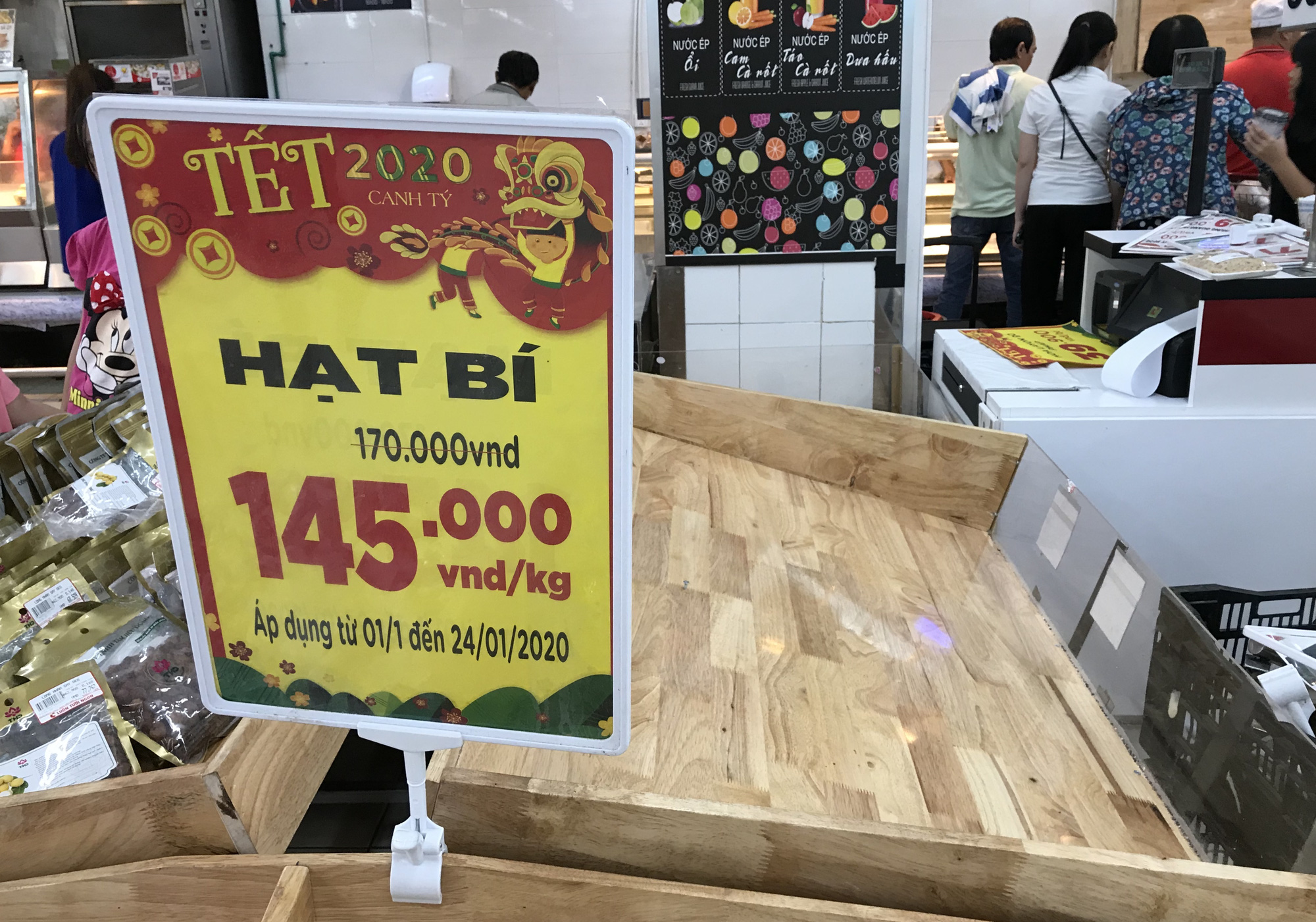 Người Sài Gòn vét siêu thị sáng 30 Tết, rau muống, tía tô, sữa chua, thịt heo đều hết sạch - Ảnh 7. Người Sài Gòn vét siêu thị sáng 30 Tết, rau muống, tía tô, sữa chua, thịt heo đều hết sạch - Ảnh 7.