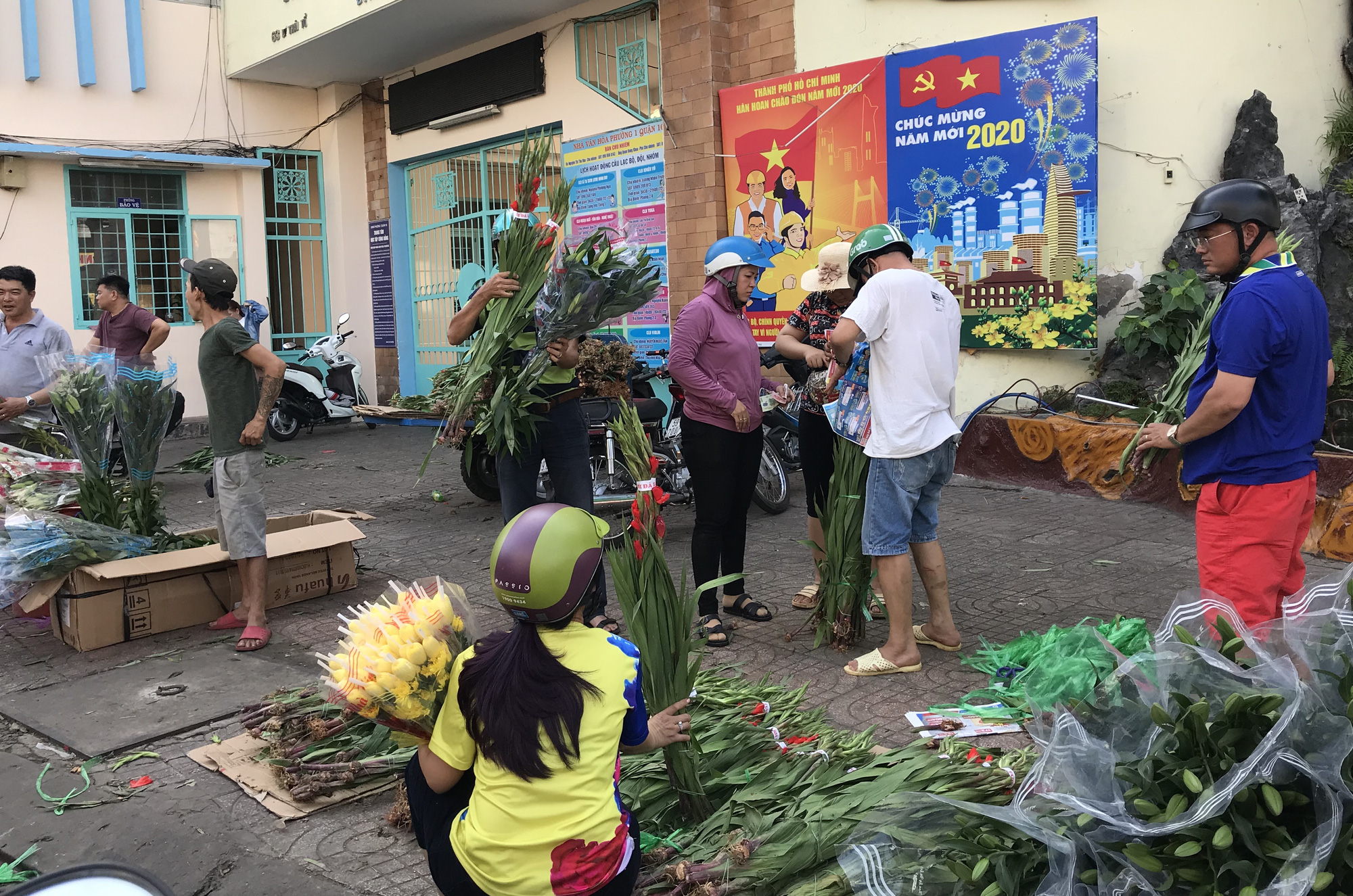 Hoa tươi tại 2 chợ hoa sỉ lớn nhất Sài Gòn chất đống lên xe rác trưa 30 Tết - Ảnh 8.