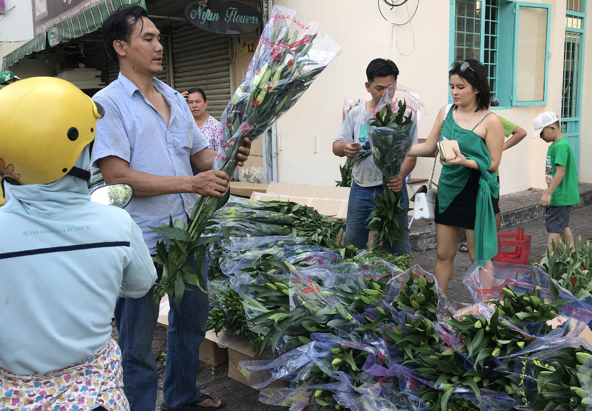 Hoa tươi tại 2 chợ hoa sỉ lớn nhất Sài Gòn chất đống lên xe rác trưa 30 Tết - Ảnh 4.