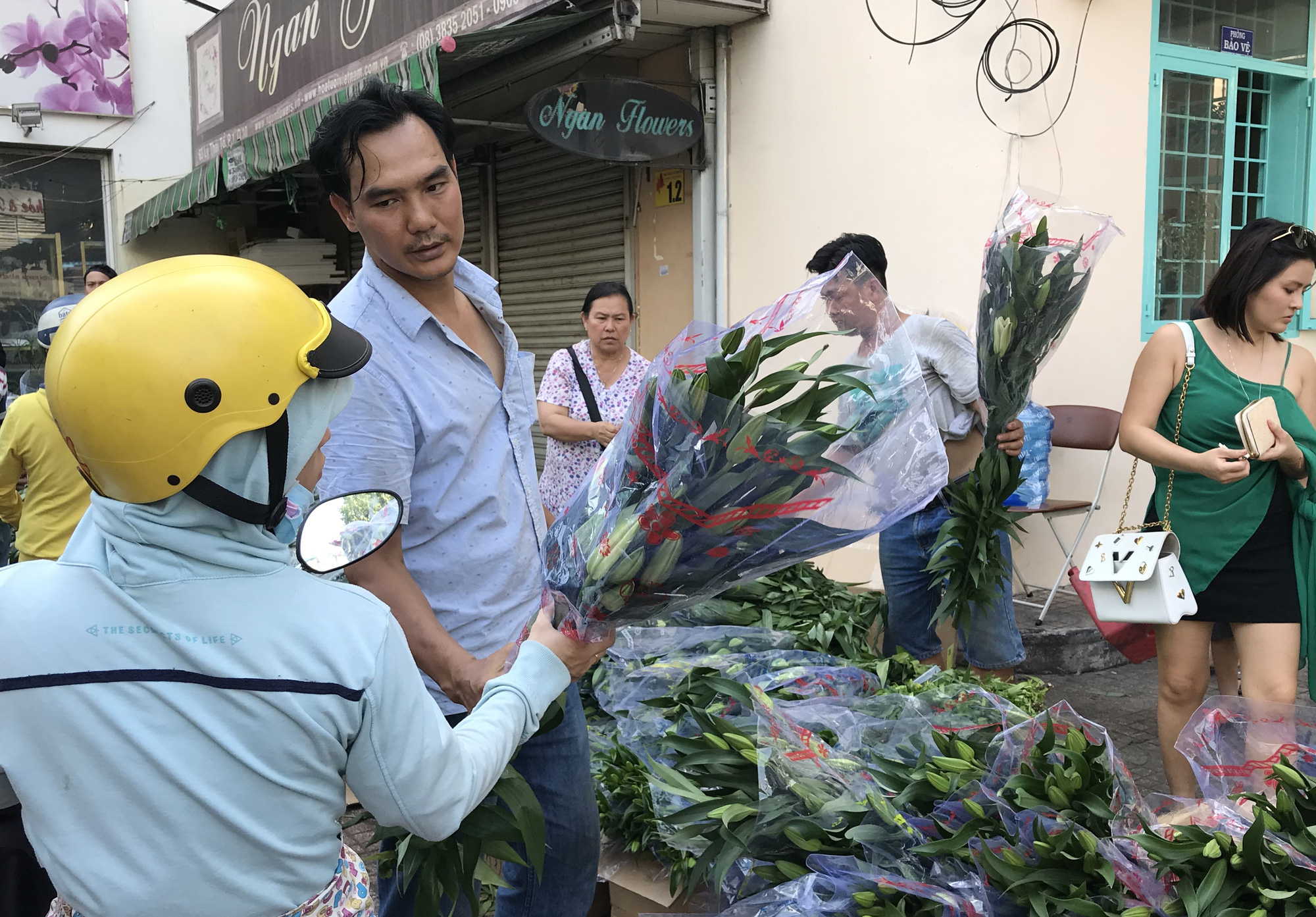 Hoa tươi tại 2 chợ hoa sỉ lớn nhất Sài Gòn chất đống lên xe rác trưa 30 Tết - Ảnh 10.