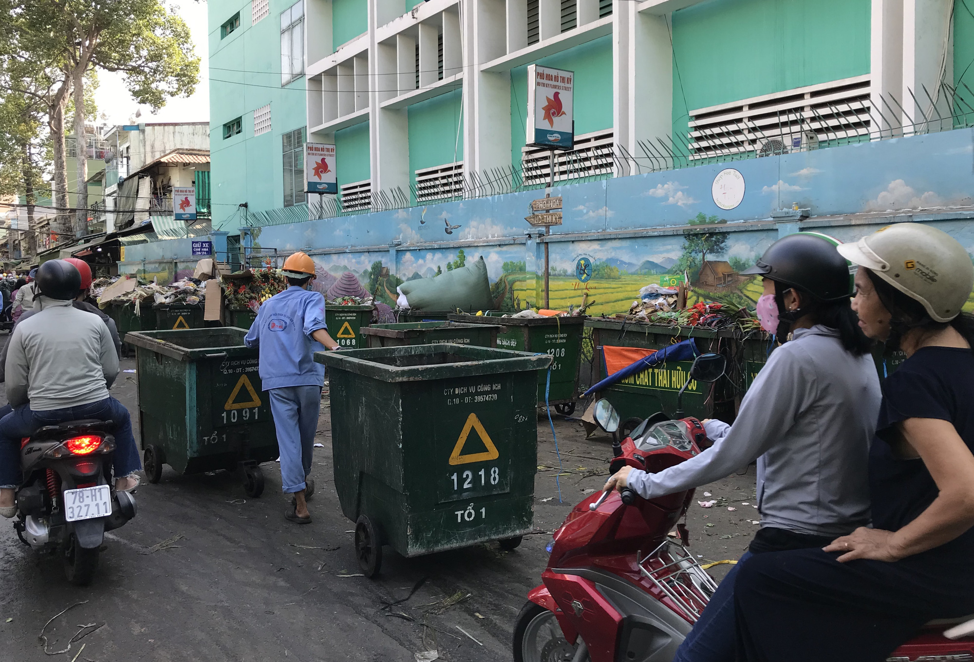 Hoa tươi tại 2 chợ hoa sỉ lớn nhất Sài Gòn chất đống lên xe rác trưa 30 Tết - Ảnh 11.