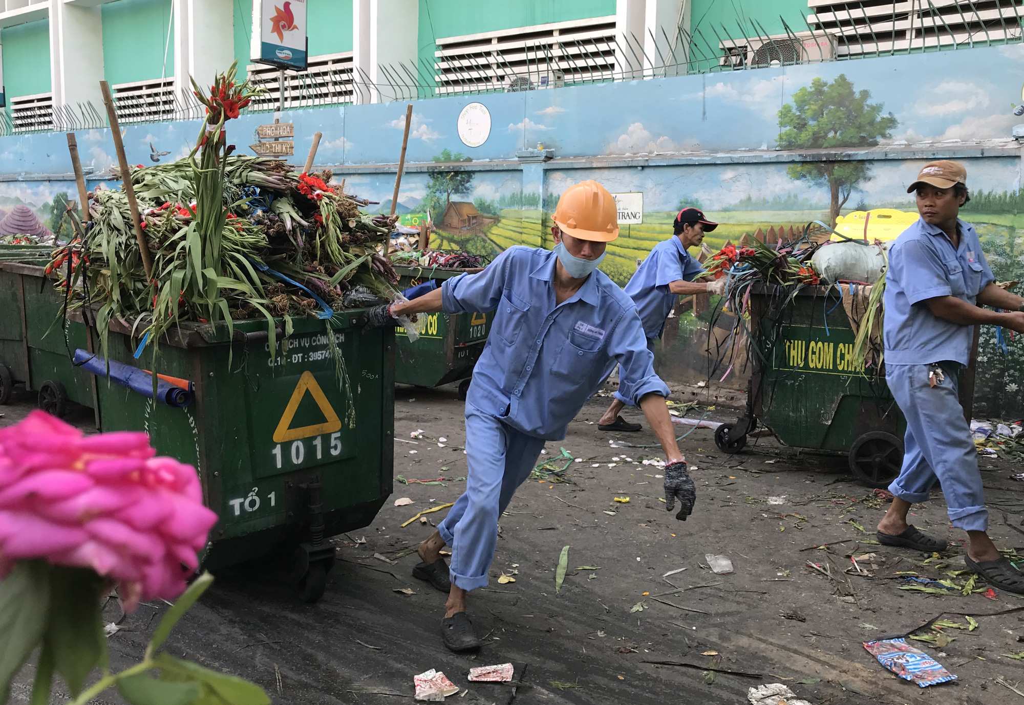 Hoa tươi tại 2 chợ hoa sỉ lớn nhất Sài Gòn chất đống lên xe rác trưa 30 Tết - Ảnh 5.