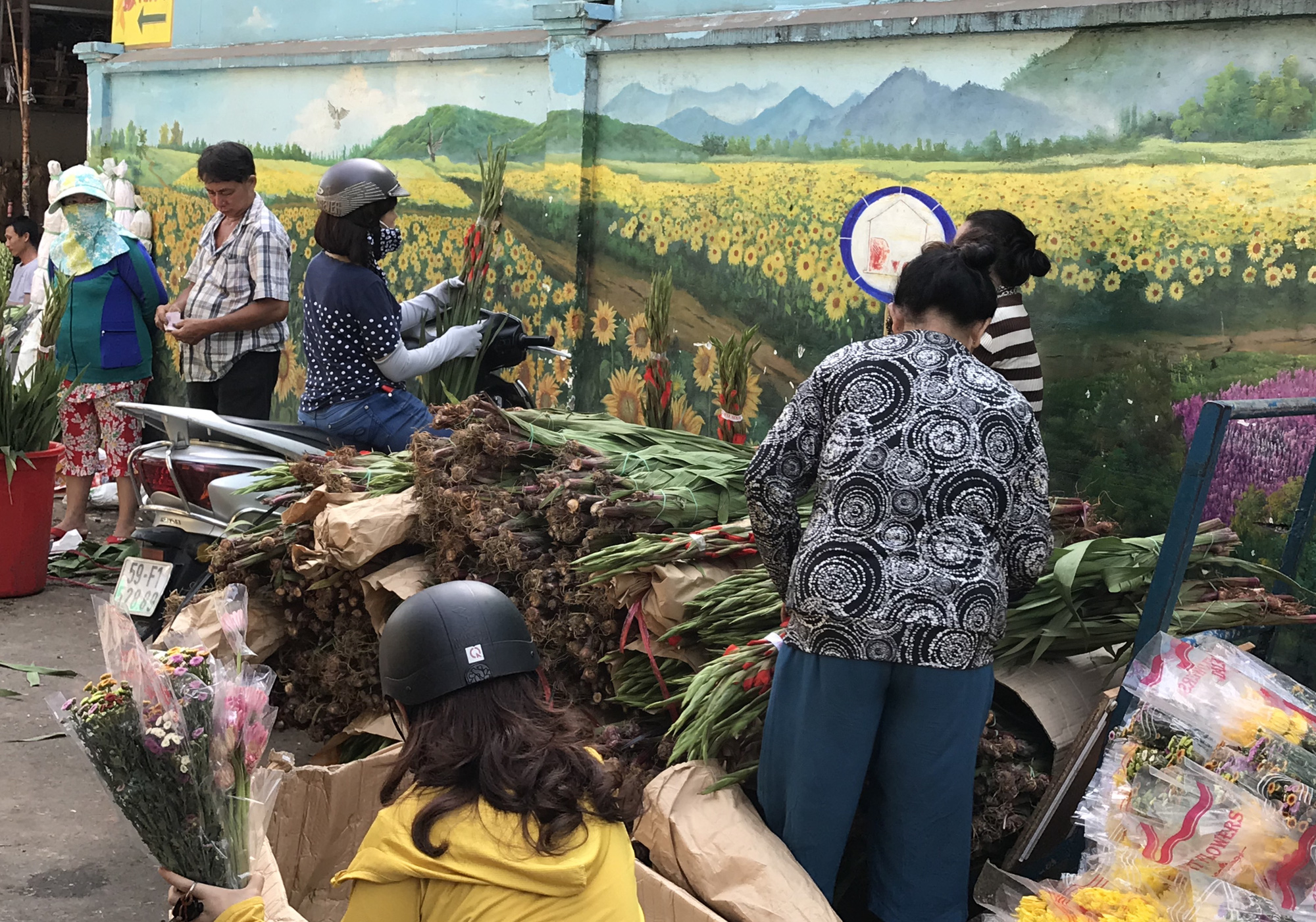 Hoa tươi tại 2 chợ hoa sỉ lớn nhất Sài Gòn chất đống lên xe rác trưa 30 Tết - Ảnh 3.