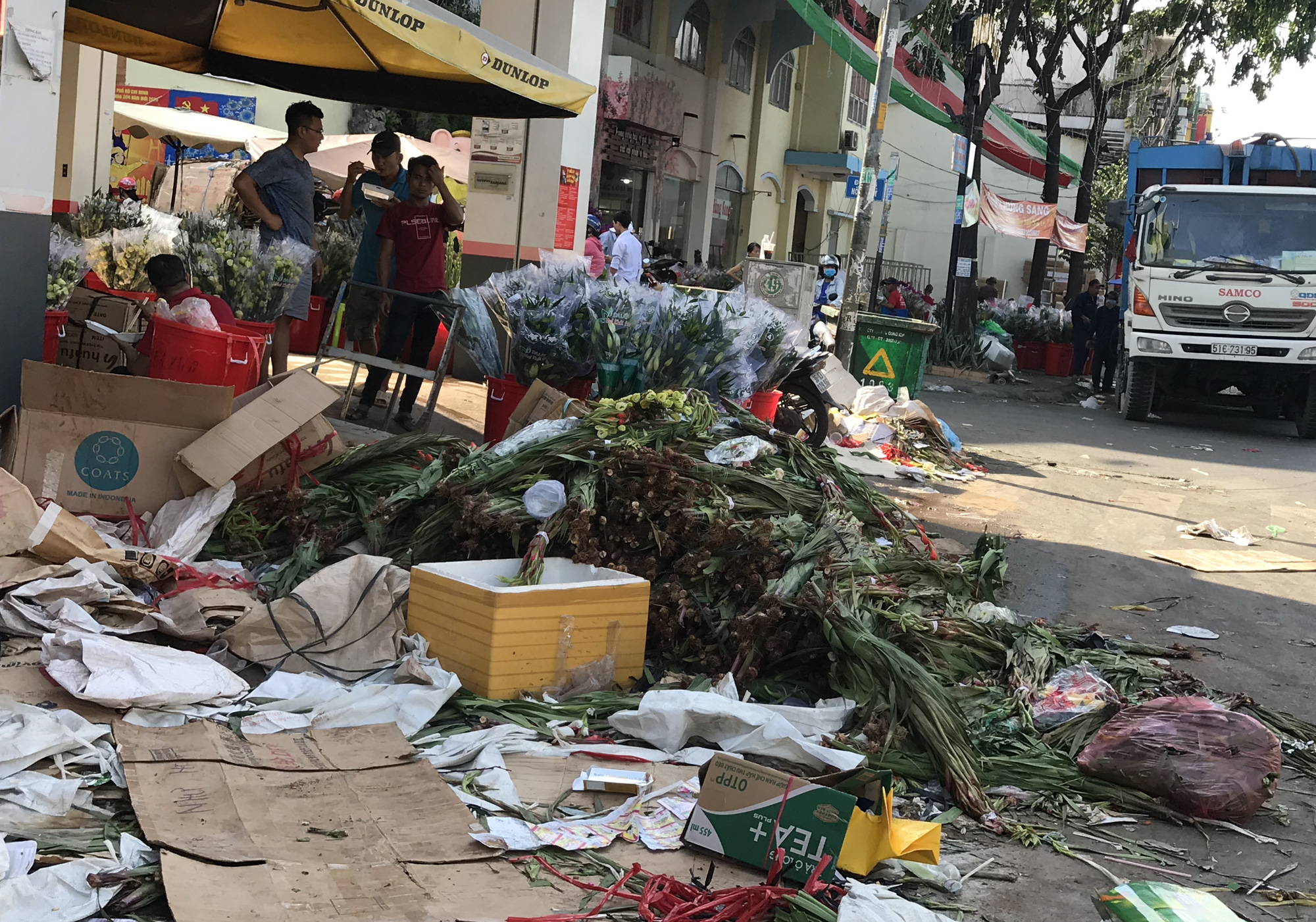 Hoa tươi tại 2 chợ hoa sỉ lớn nhất Sài Gòn chất đống lên xe rác trưa 30 Tết - Ảnh 2.