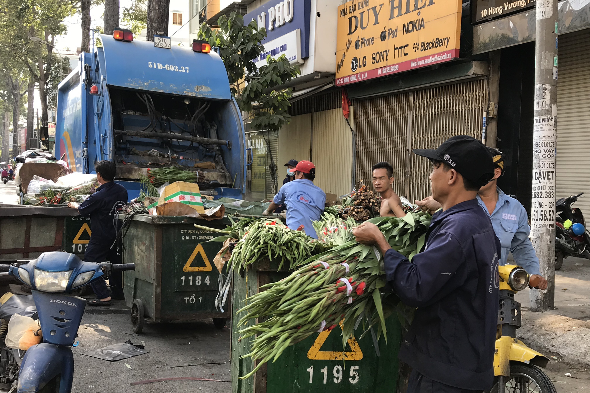 Hoa tươi tại 2 chợ hoa sỉ lớn nhất Sài Gòn chất đống lên xe rác trưa 30 Tết - Ảnh 6.