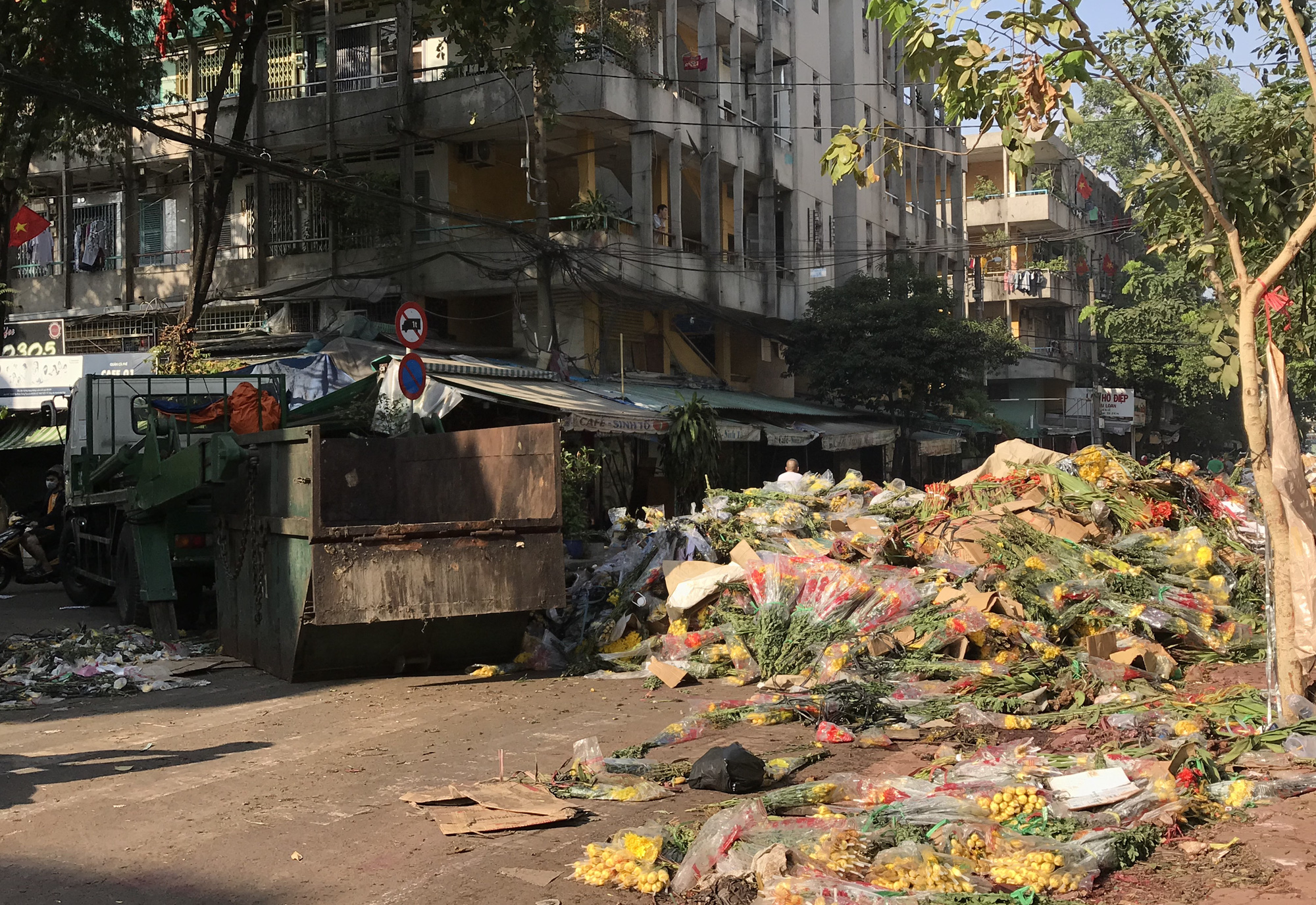 Hoa tươi tại 2 chợ hoa sỉ lớn nhất Sài Gòn chất đống lên xe rác trưa 30 Tết - Ảnh 12.