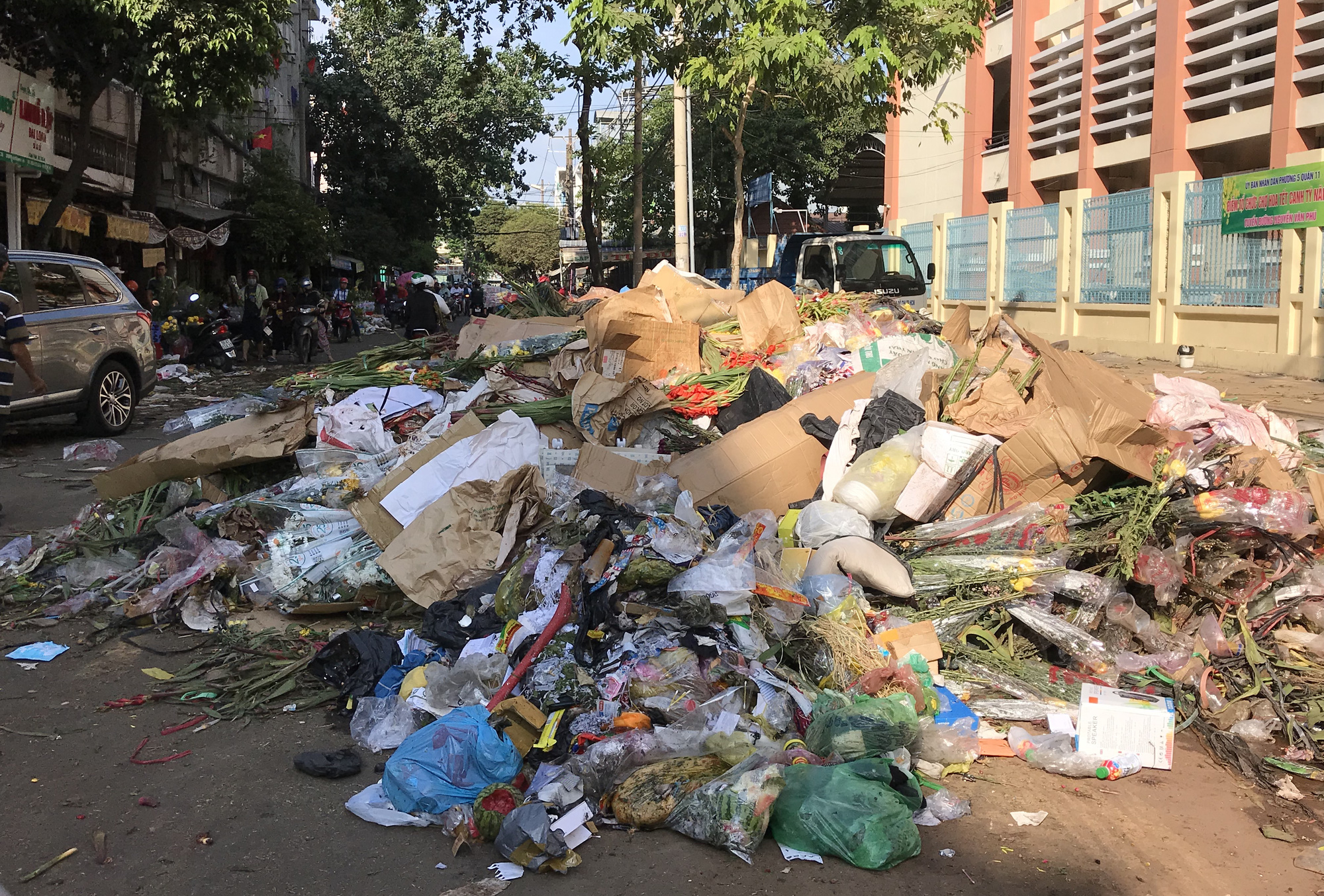 Hoa tươi tại 2 chợ hoa sỉ lớn nhất Sài Gòn chất đống lên xe rác trưa 30 Tết - Ảnh 1.