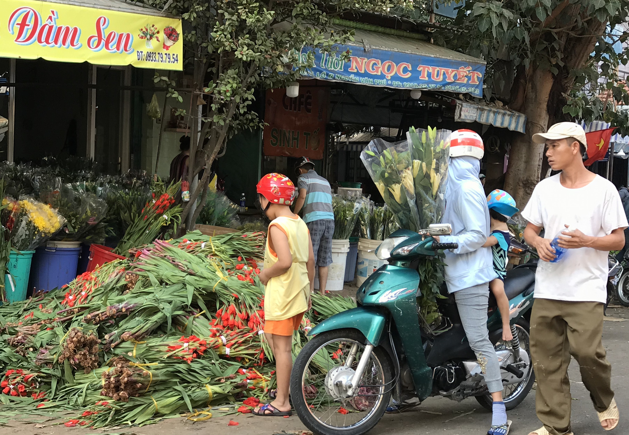 Hoa tươi tại 2 chợ hoa sỉ lớn nhất Sài Gòn chất đống lên xe rác trưa 30 Tết - Ảnh 7.