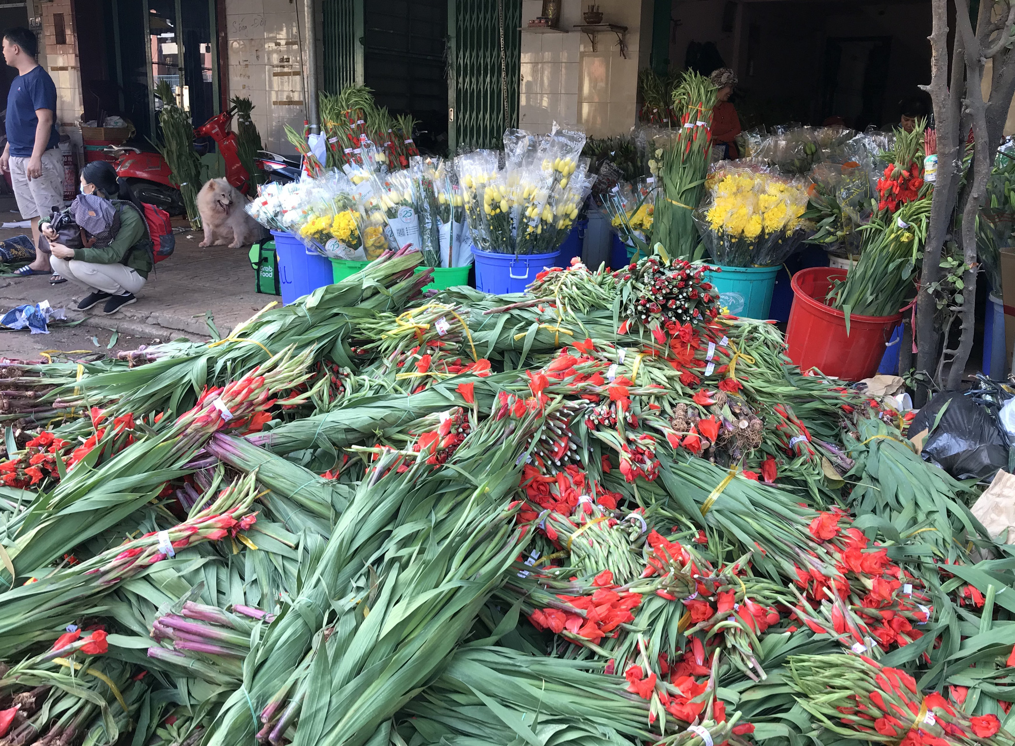 Hoa tươi tại 2 chợ hoa sỉ lớn nhất Sài Gòn chất đống lên xe rác trưa 30 Tết - Ảnh 13.