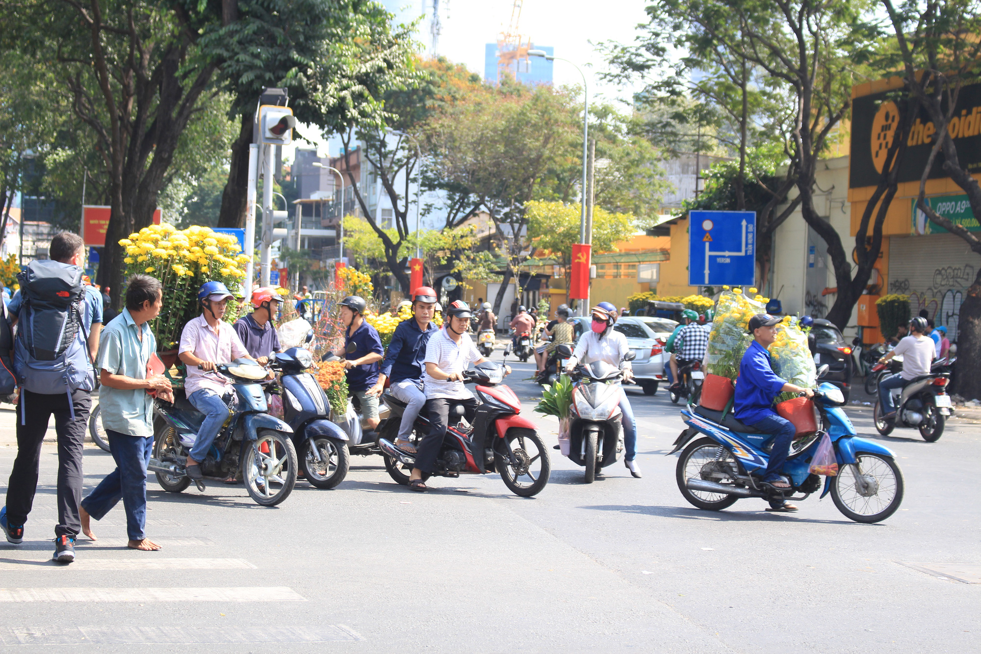 Trưa 30 Tết, mai, đào, hướng dương bán rẻ như cho 50.000 đồng một cây ở chợ hoa Sài Gòn - Ảnh 14. Trưa 30 Tết, mai, đào, hướng dương bán rẻ như cho 50.000 đồng một cây ở chợ hoa Sài Gòn - Ảnh 14.