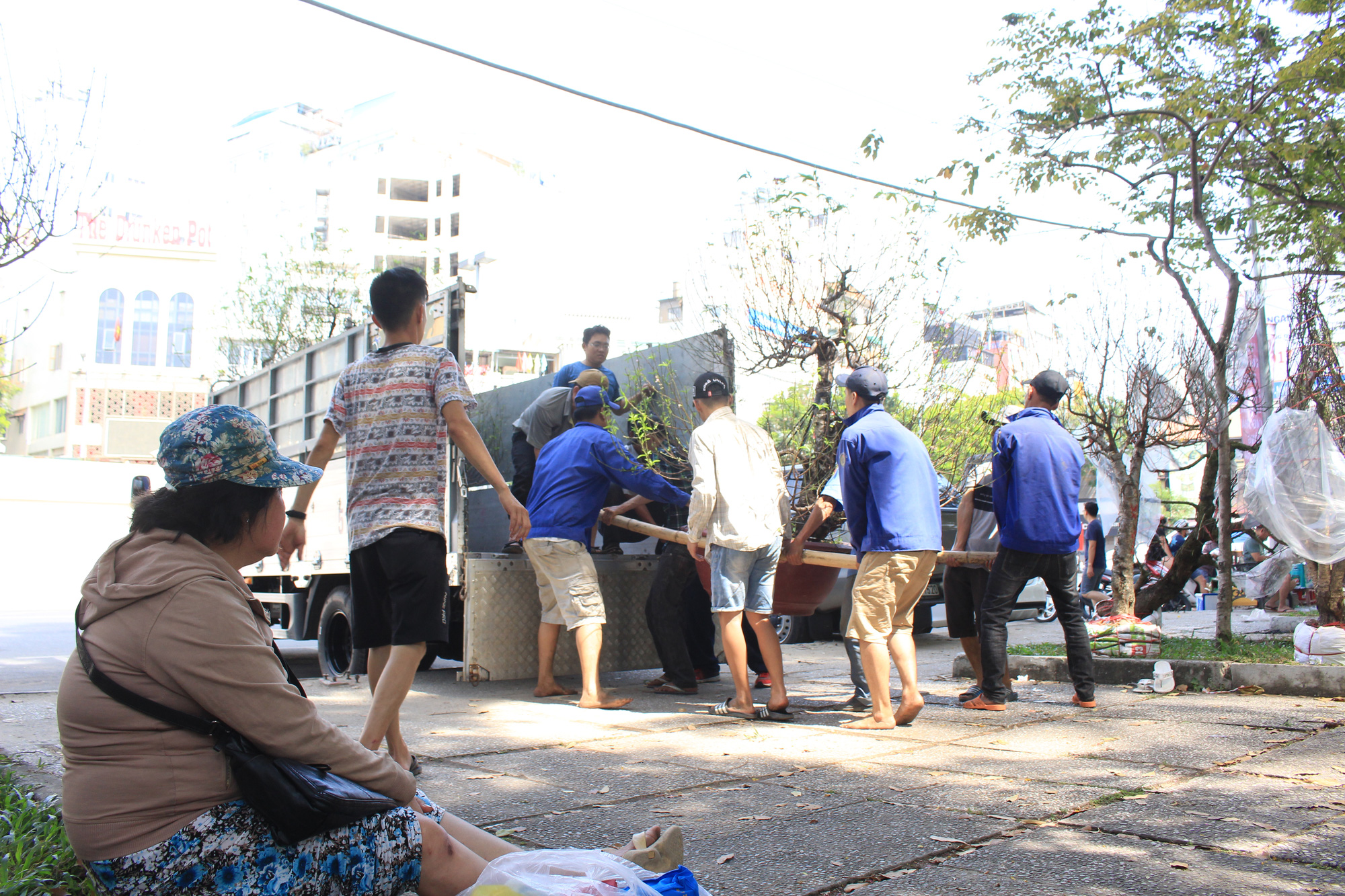 Đập nát hoa trước quăng lên xe rác ở Sài Gòn trưa 30 Tết - Ảnh 10. Đập nát hoa trước quăng lên xe rác ở Sài Gòn trưa 30 Tết - Ảnh 10.