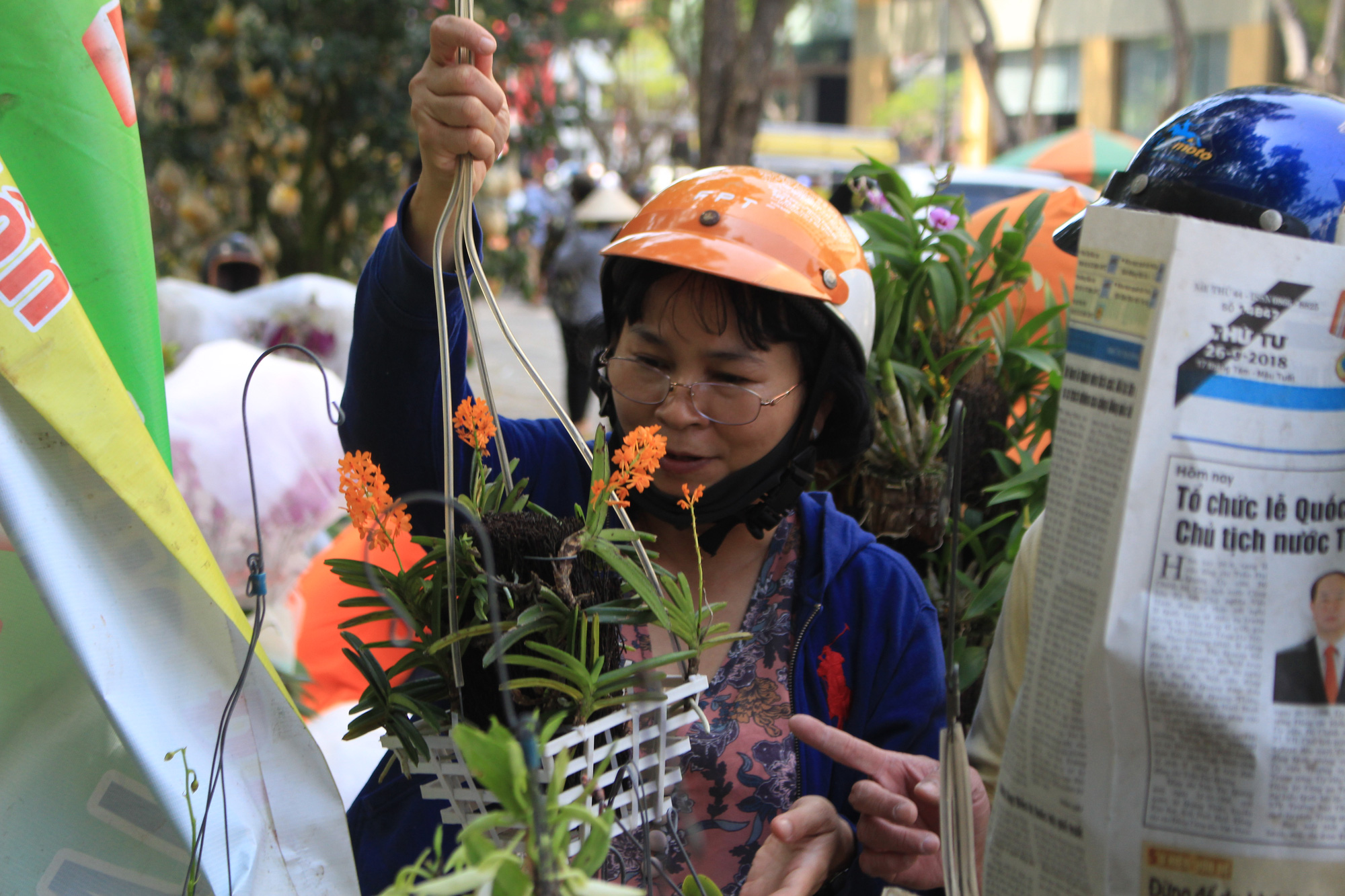 Trưa 30 Tết, mai, đào, hướng dương bán rẻ như cho 50.000 đồng một cây ở chợ hoa Sài Gòn - Ảnh 12. Trưa 30 Tết, mai, đào, hướng dương bán rẻ như cho 50.000 đồng một cây ở chợ hoa Sài Gòn - Ảnh 12.