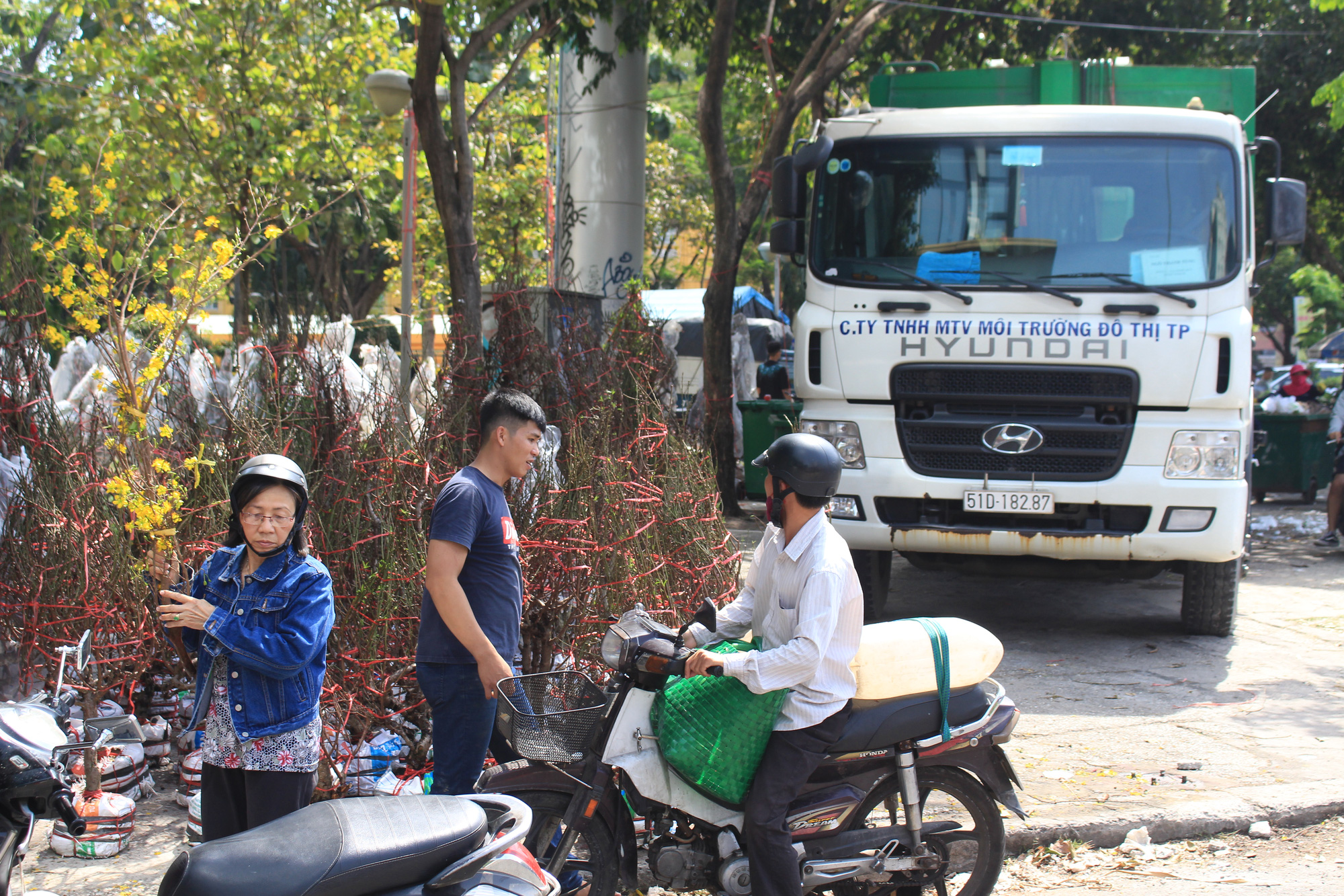 Trưa 30 Tết, mai, đào, hướng dương bán rẻ như cho 50.000 đồng một cây ở chợ hoa Sài Gòn - Ảnh 15. Trưa 30 Tết, mai, đào, hướng dương bán rẻ như cho 50.000 đồng một cây ở chợ hoa Sài Gòn - Ảnh 15.
