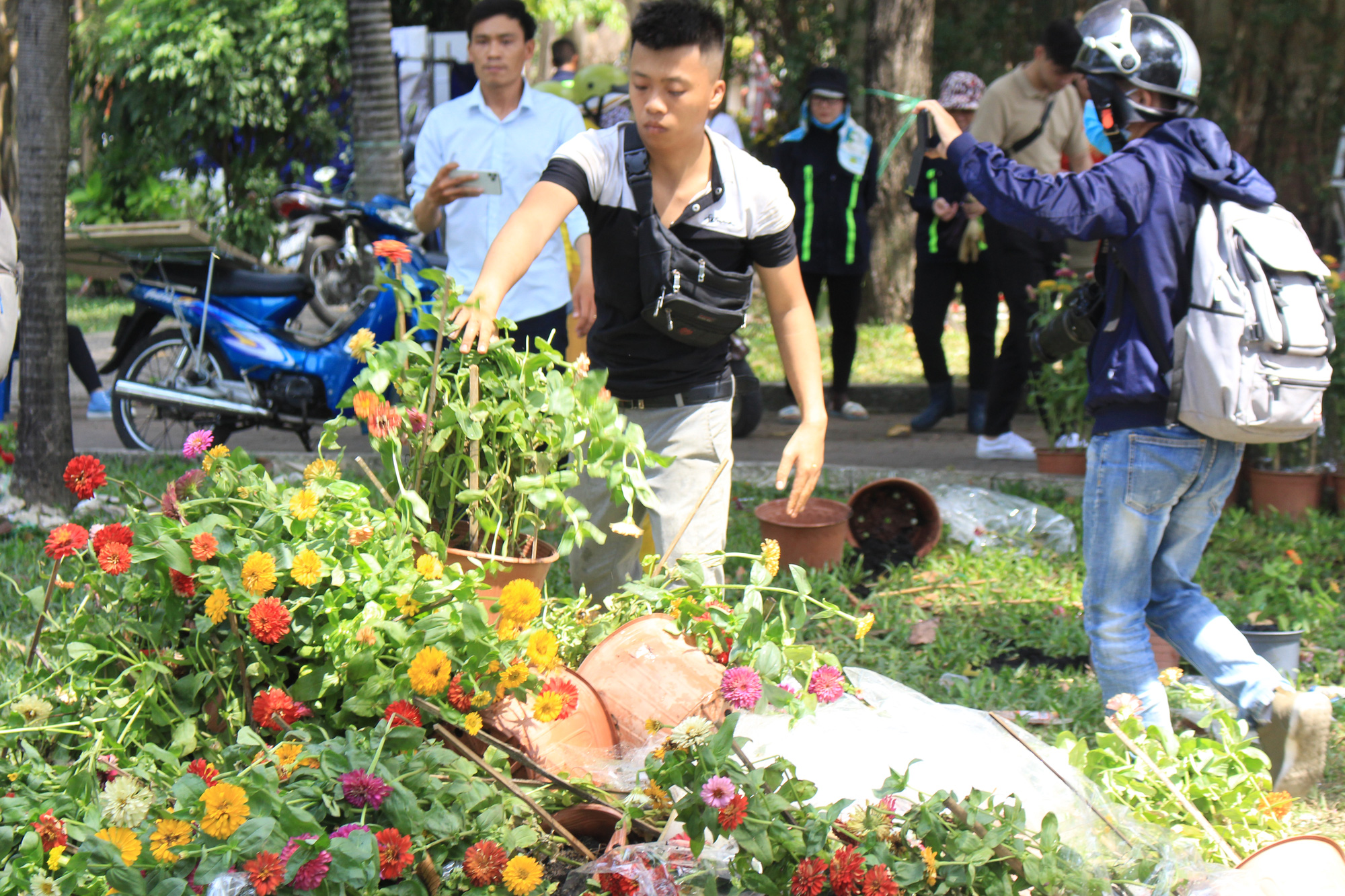 Đập nát hoa trước quăng lên xe rác ở Sài Gòn trưa 30 Tết - Ảnh 8. Đập nát hoa trước quăng lên xe rác ở Sài Gòn trưa 30 Tết - Ảnh 8.