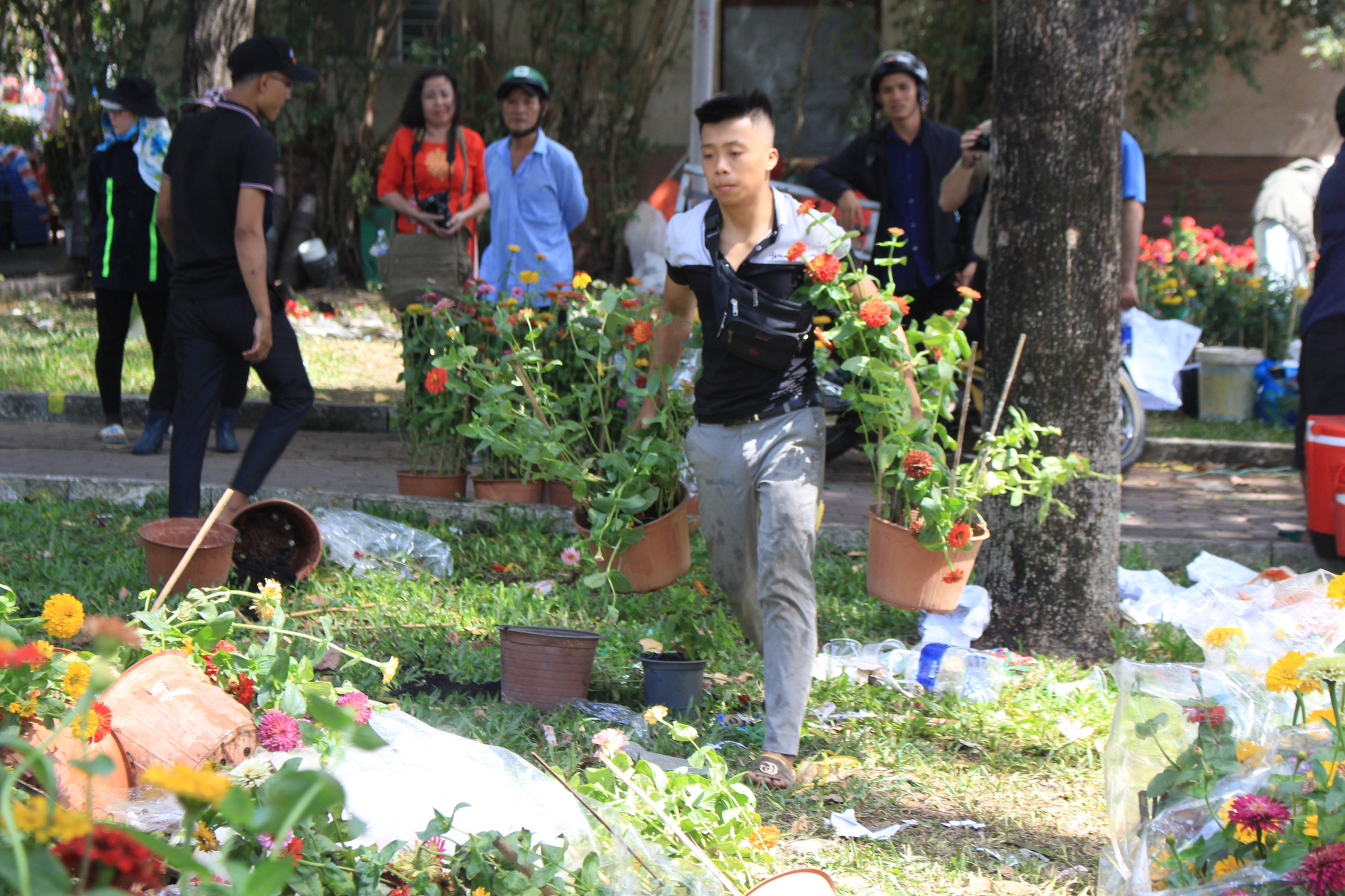 Đập nát hoa trước quăng lên xe rác ở Sài Gòn trưa 30 Tết - Ảnh 7. Đập nát hoa trước quăng lên xe rác ở Sài Gòn trưa 30 Tết - Ảnh 7.