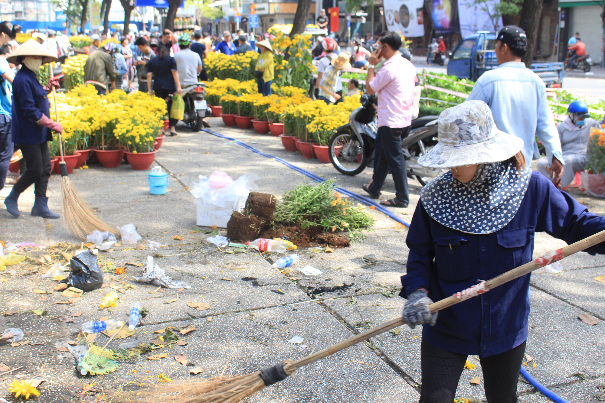 Đập nát hoa trước quăng lên xe rác ở Sài Gòn trưa 30 Tết - Ảnh 15. Đập nát hoa trước quăng lên xe rác ở Sài Gòn trưa 30 Tết - Ảnh 15.