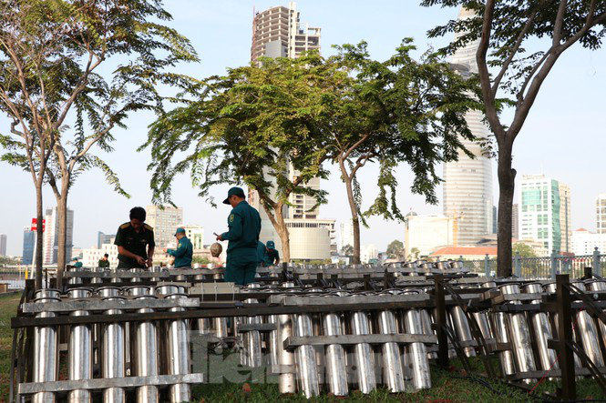 Cận cảnh trận địa pháo hoa lớn nhất Sài Gòn trước giờ 'khai hỏa' - Ảnh 1. Cận cảnh trận địa pháo hoa lớn nhất Sài Gòn trước giờ 'khai hỏa' - Ảnh 1.