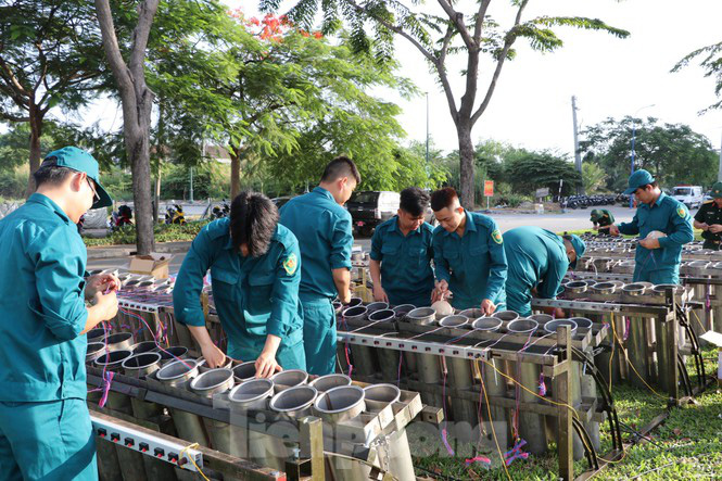 Cận cảnh trận địa pháo hoa lớn nhất Sài Gòn trước giờ 'khai hỏa' - Ảnh 2. Cận cảnh trận địa pháo hoa lớn nhất Sài Gòn trước giờ 'khai hỏa' - Ảnh 2.