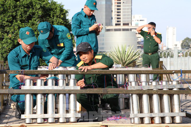 Cận cảnh trận địa pháo hoa lớn nhất Sài Gòn trước giờ 'khai hỏa' - Ảnh 5. Cận cảnh trận địa pháo hoa lớn nhất Sài Gòn trước giờ 'khai hỏa' - Ảnh 5.
