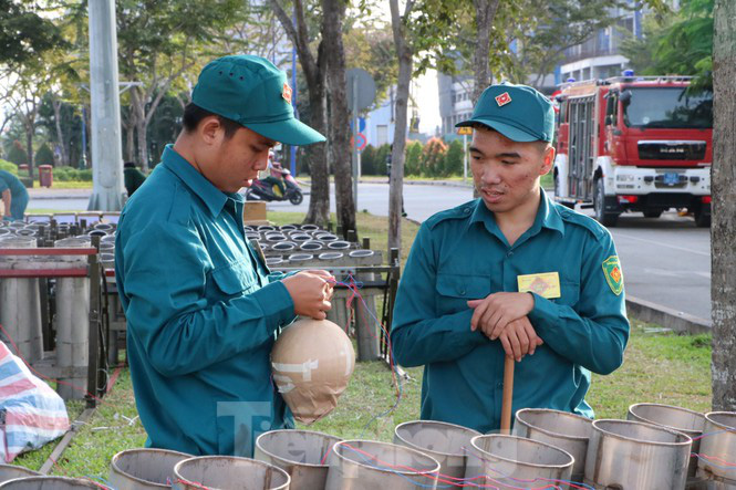 Cận cảnh trận địa pháo hoa lớn nhất Sài Gòn trước giờ 'khai hỏa' - Ảnh 6. Cận cảnh trận địa pháo hoa lớn nhất Sài Gòn trước giờ 'khai hỏa' - Ảnh 6.